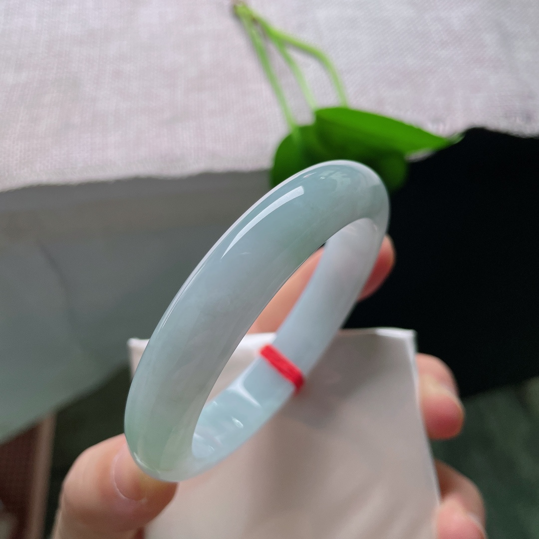 55.6/12.2/8.6，蓝底正圈，一点指甲纹沉静温润，玉质细腻，光泽内敛柔和，不张扬却很显质感，ss58767a