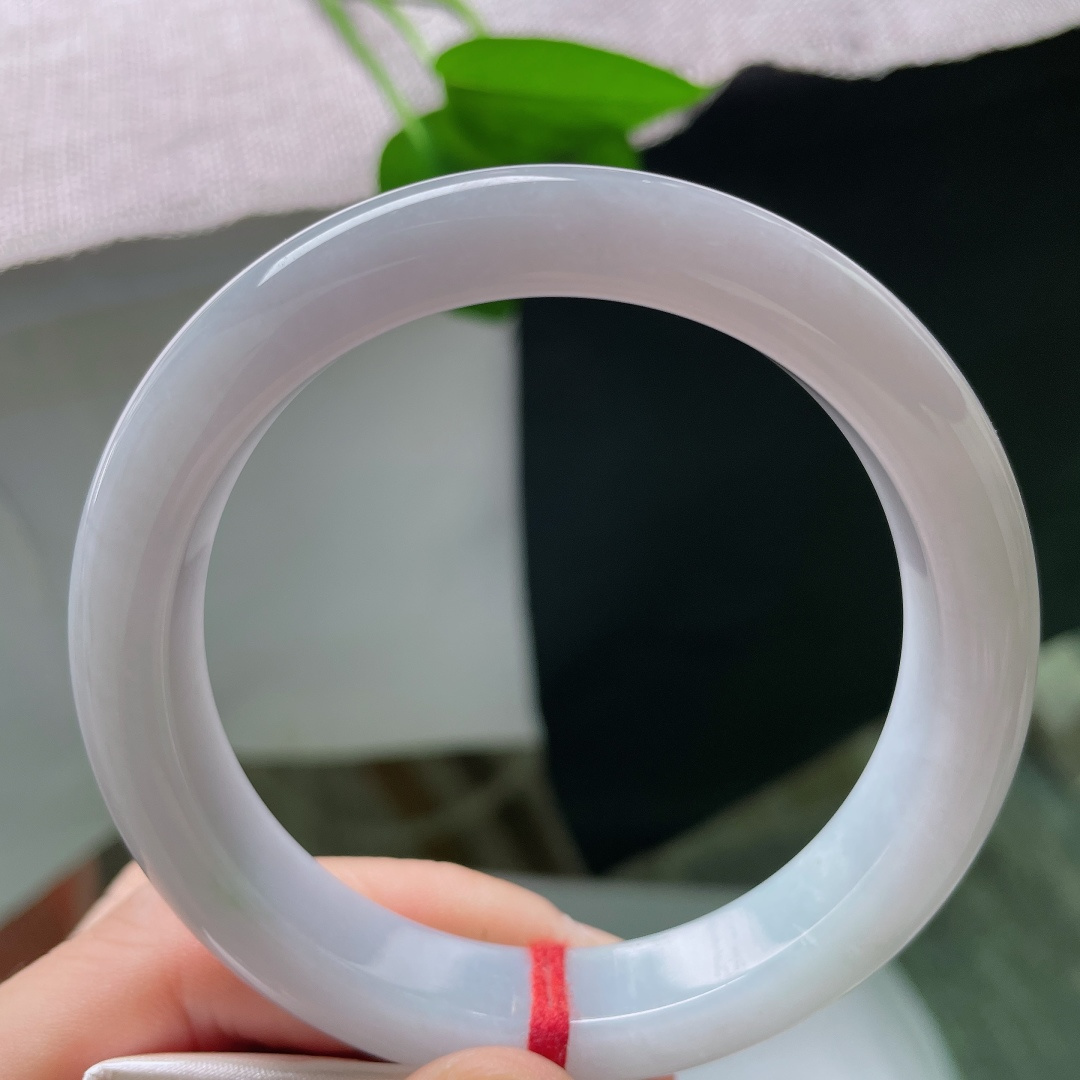 59.5/12/8.8，正圈，一点皮纹，柔淡紫调萦绕镯身，圆条饱满温润，尽显女子温婉优雅气质。ss58771a