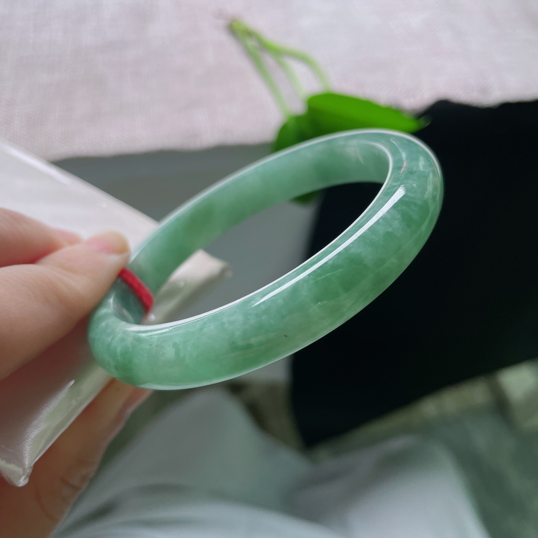 57.6/10.6/7.4，绿底正圈，一点皮纹，油绿底色温润凝脂，经典正圈款式，日常佩戴沉稳又显气质。ss57931a