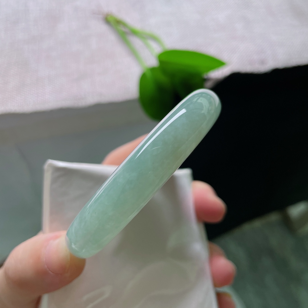 秒杀54.5/11.6/8.0，油青正圈，无裂，半圈清底半圈油绿，色泽渐变柔和，山水美镯韵味独特。ss59087a