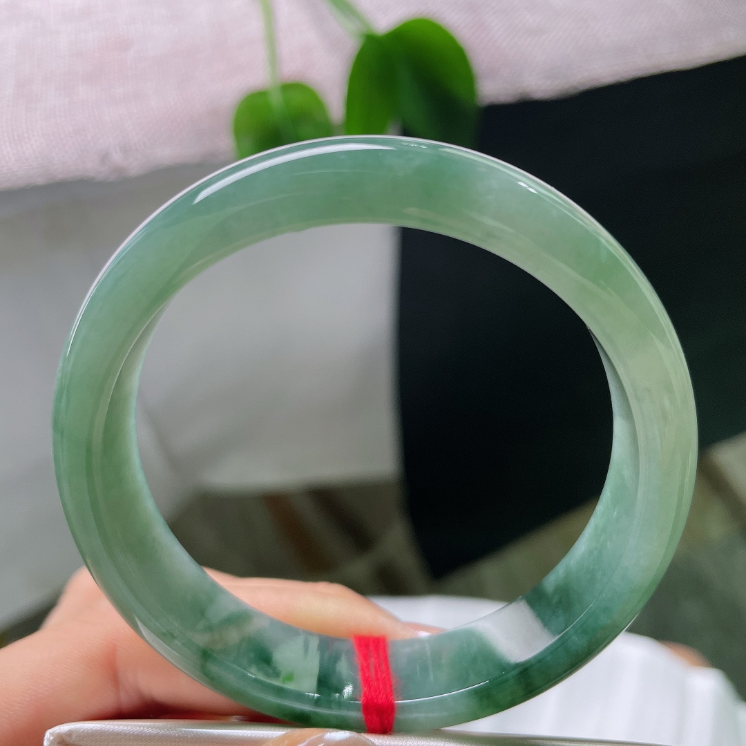 56.1/12.3/7.5，飘花正圈，无裂，满圈沉静温润的湖绿色调，色调浓郁柔和，自带清冷的氛围感。
