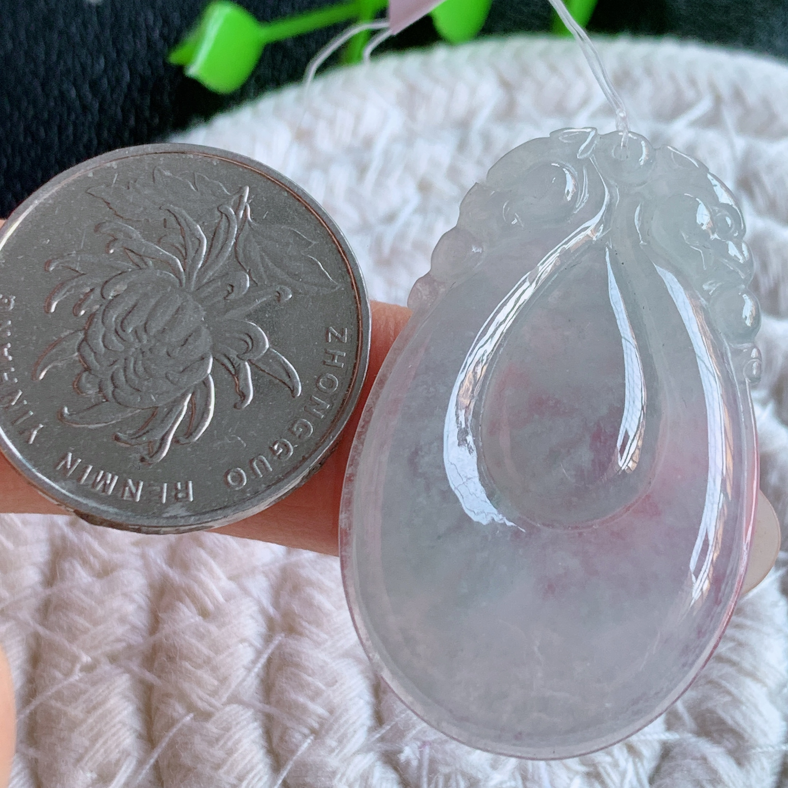 冰润福贝翡翠吊坠，寓意“辈辈有福，财源广进”水足莹润。通体清新通透，佩戴效果优雅迷人，W49.9 尺寸：38.5-24.5-5mm