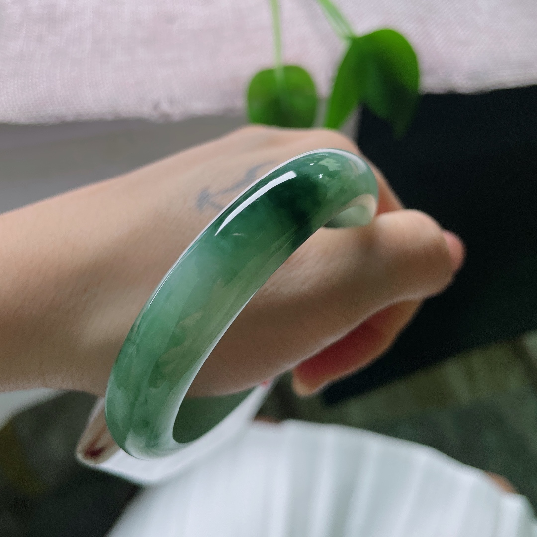 秒杀56.1/12.3/7.5，飘花正圈，无裂，满圈沉静温润的湖绿色调，色调浓郁柔和，自带清冷的氛围感。ss57568a