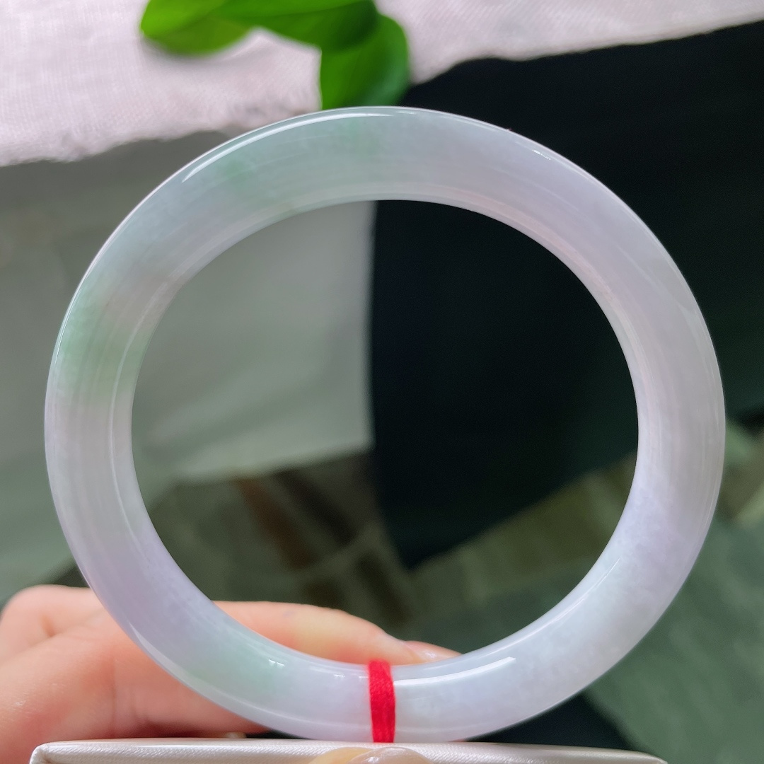 59.3/10，春彩圆条，皮纹，朦胧均匀晕染，间杂丝丝浅绿，色调温柔不浓烈，上手温婉恬静，尽显东方女
