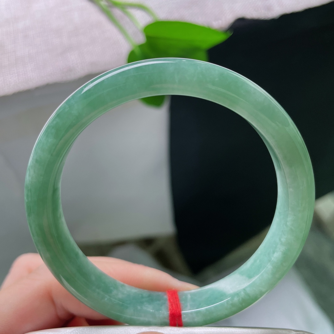 57.6/10.6/7.4，绿底正圈，一点皮纹，油绿底色温润凝脂，经典正圈款式，日常佩戴沉稳又显气质。ss57931a