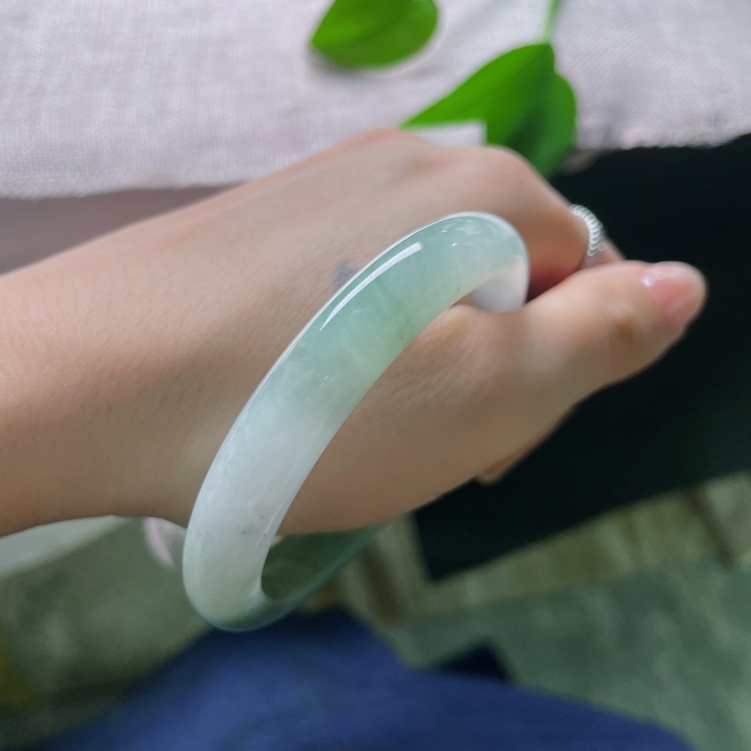 54.5/10/8.1，油青正圈，有裂，玉光温润内敛，沉静耐看，韵味悠长，古典有气质，ss57809a