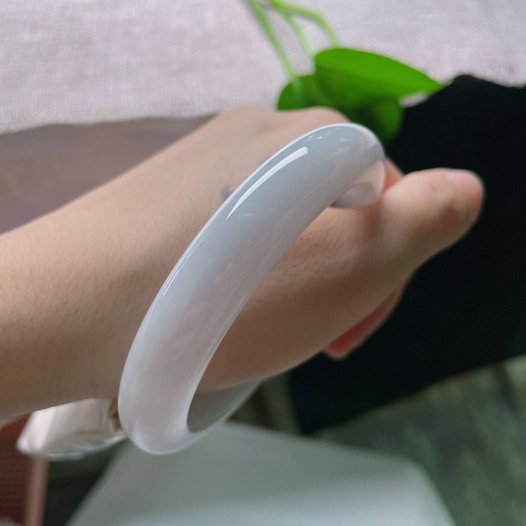 59.5/12/8.8，正圈，一点皮纹，柔淡紫调萦绕镯身，圆条饱满温润，尽显女子温婉优雅气质。ss58771a