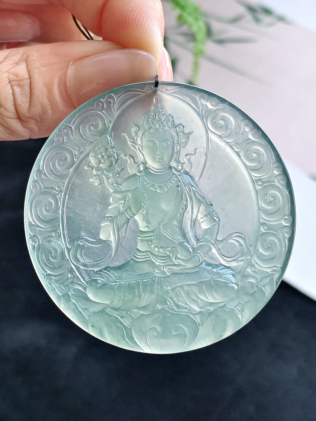 【裸石】️冰种天空蓝大势至观音持莲观音牌吊坠 【说明】 性比高 老蓝水 【尺寸】54.5-5.6 【重量】29.3克