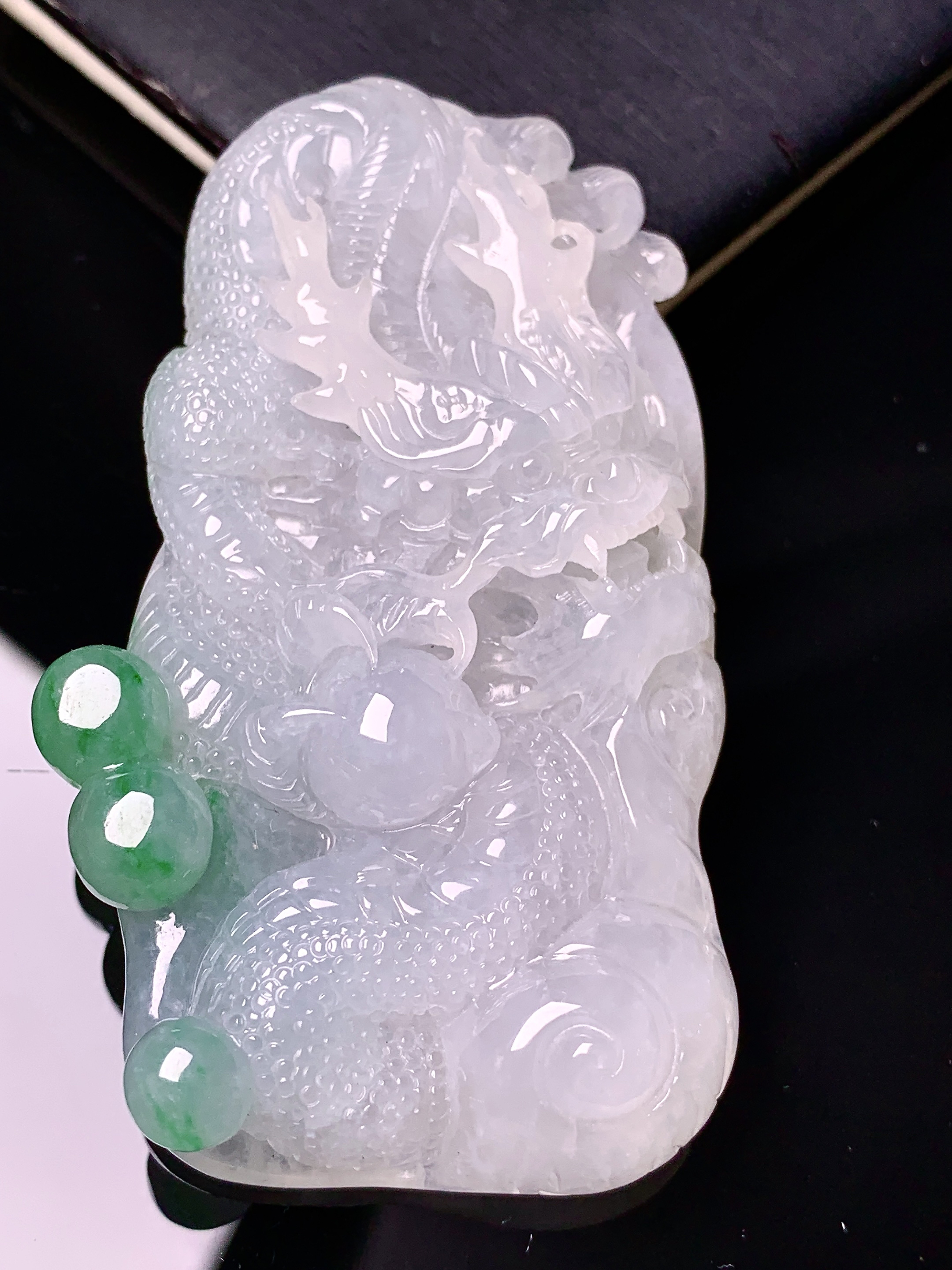 飘绿龙吊坠 玉质细腻 色泽艳丽清新 水润亮眼 整体尺寸63.8*37*10.8 d1
