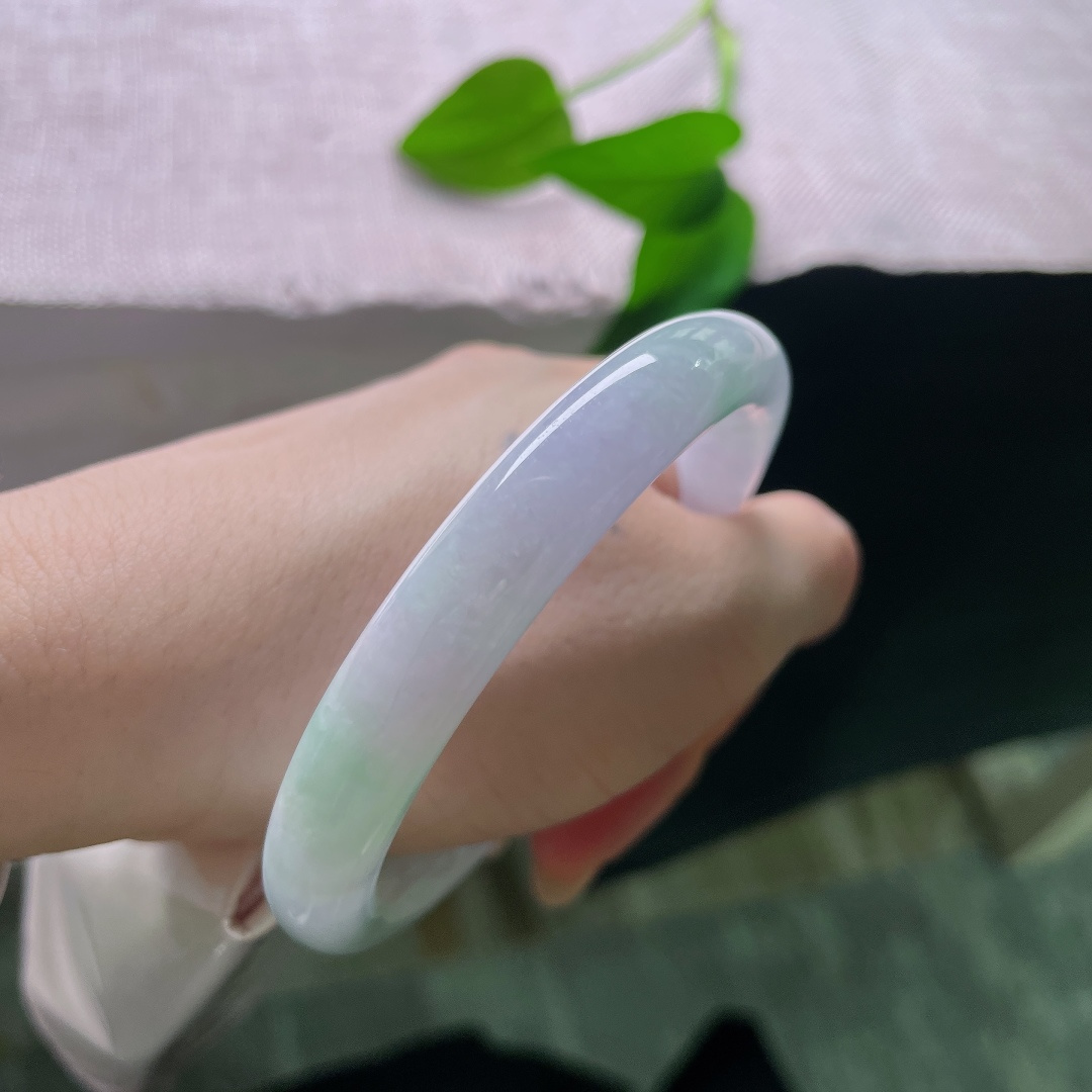 59.3/10，春彩圆条，皮纹，朦胧均匀晕染，间杂丝丝浅绿，色调温柔不浓烈，上手温婉恬静，尽显东方女子的含蓄之美。ss57868a