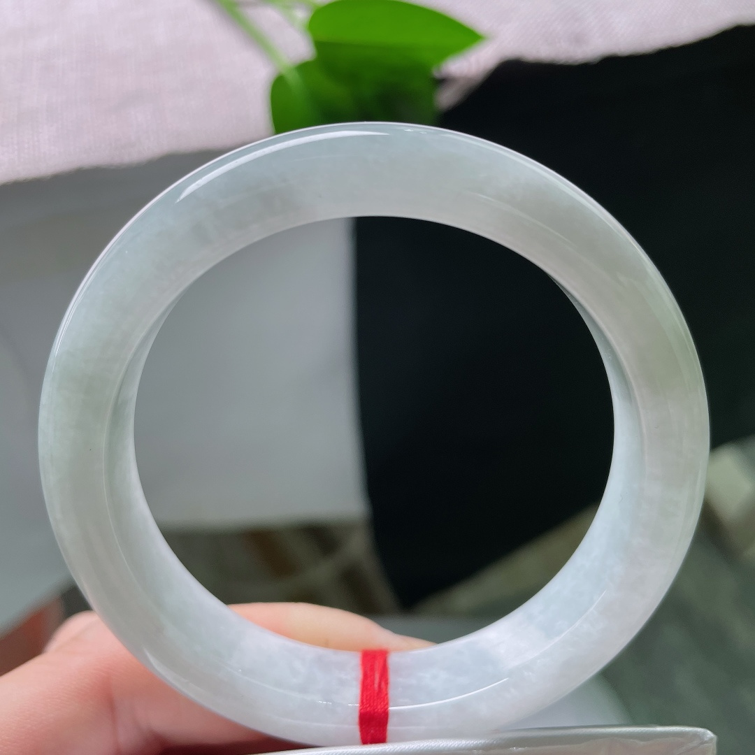 56.6/12.6/8.5，蓝底正圈，一点皮纹，浅晴底色温润柔和，玉质莹润细腻，上手显温柔干净气质。