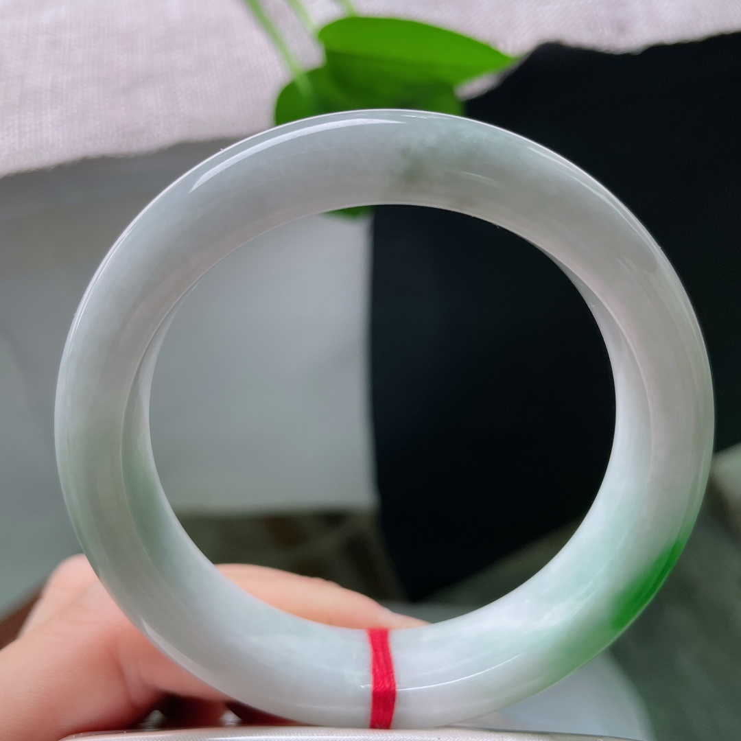 57.3/12.8/8.7，飘绿正圈，一点皮纹，纯净白底托起俏艳辣绿，翠色灵动，上手贵气辨识度极高。ss57980a