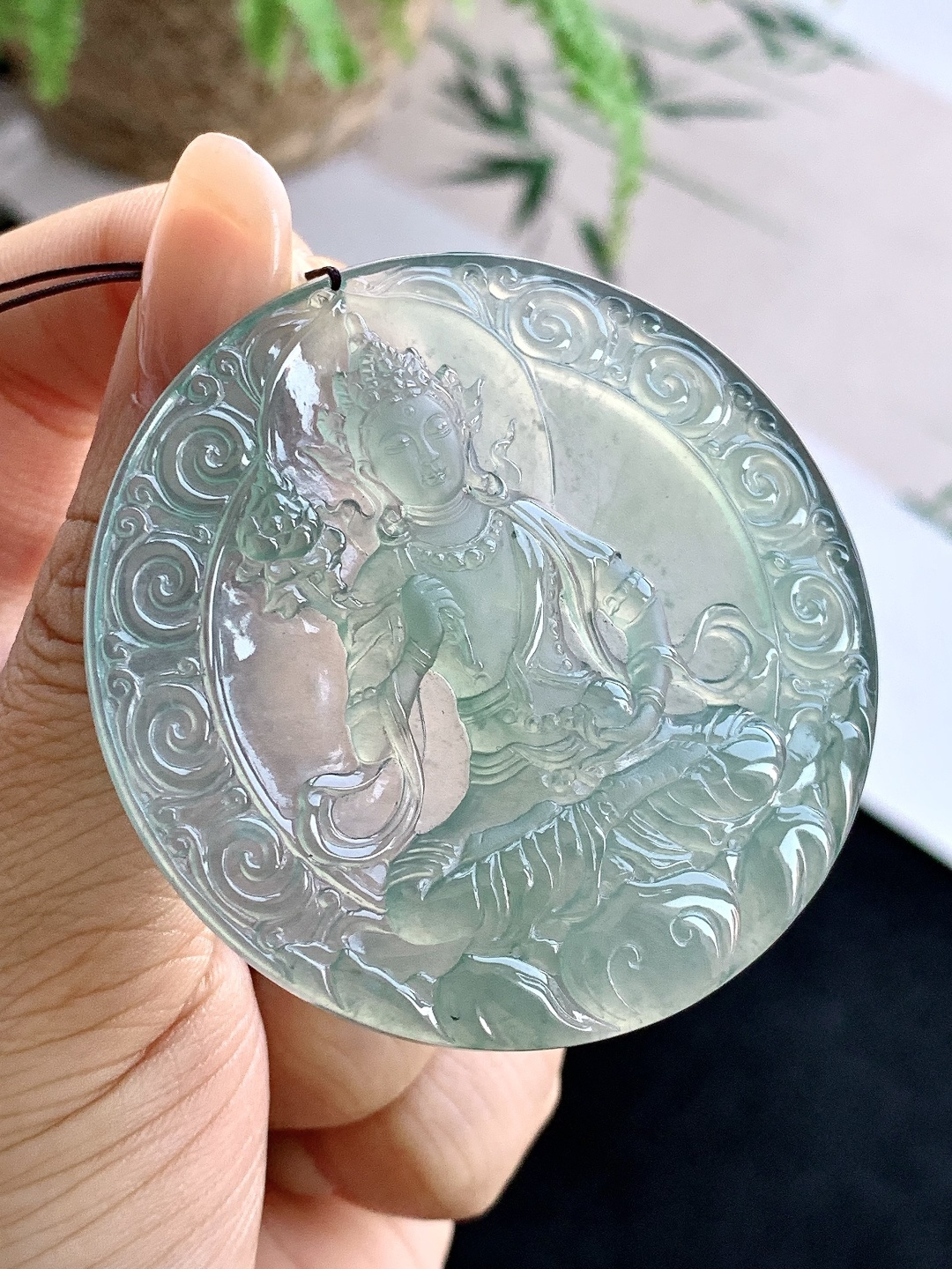 【裸石】️冰种天空蓝大势至观音持莲观音牌吊坠 【说明】 性比高 老蓝水 【尺寸】54.5-5.6 【重量】29.3克