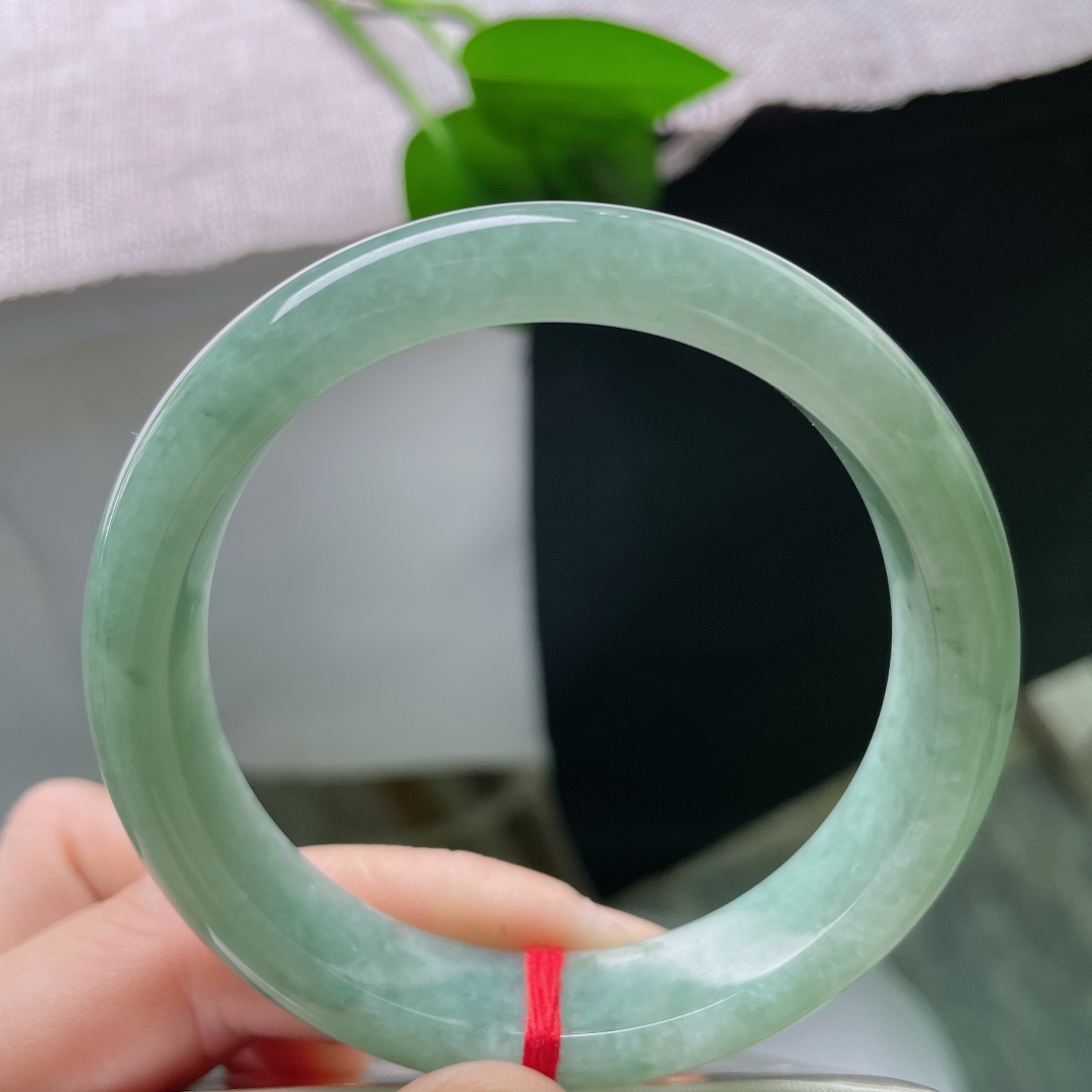 56.5/13.2/8.1，绿底正圈，色线，玉质细腻温润，满圈湖水绿低调素雅，上手清爽，属于越看越舒服的款式，ss58777a