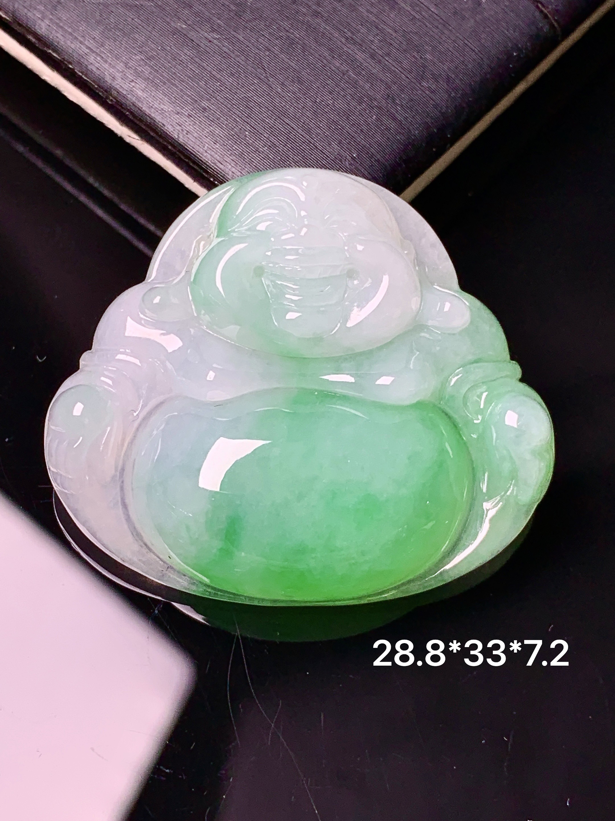 飘绿佛公吊坠 玉质细腻 色泽艳丽清新 水润亮眼 整体尺寸28.8*33*7.2 d1