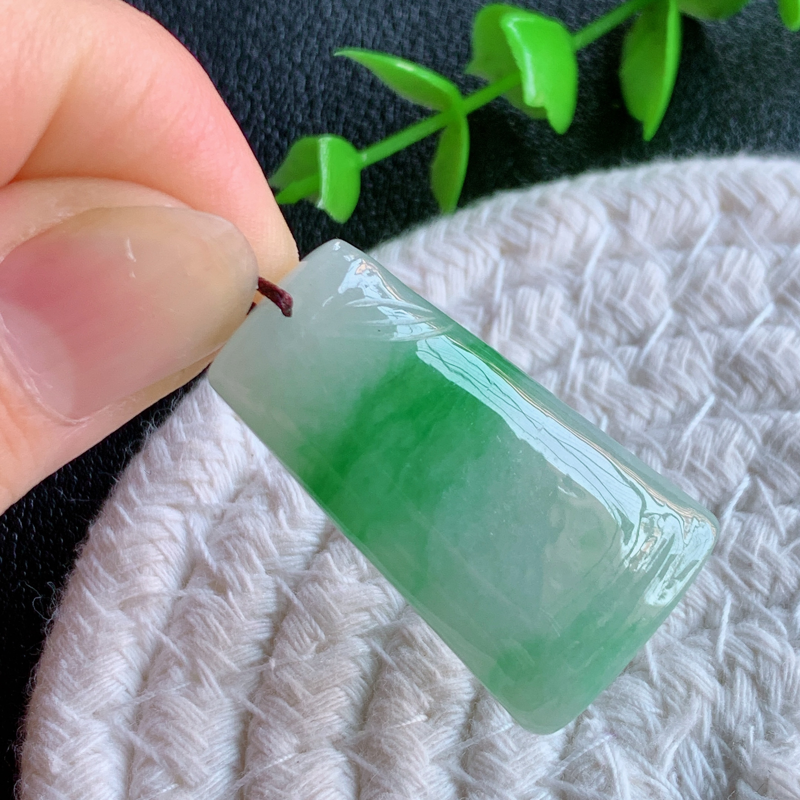 冰润飘绿竹节翡翠吊坠，寓意“节节高升，官运亨通，前程似锦”竹节比喻美好品德，君子比德于玉，清秀高雅 