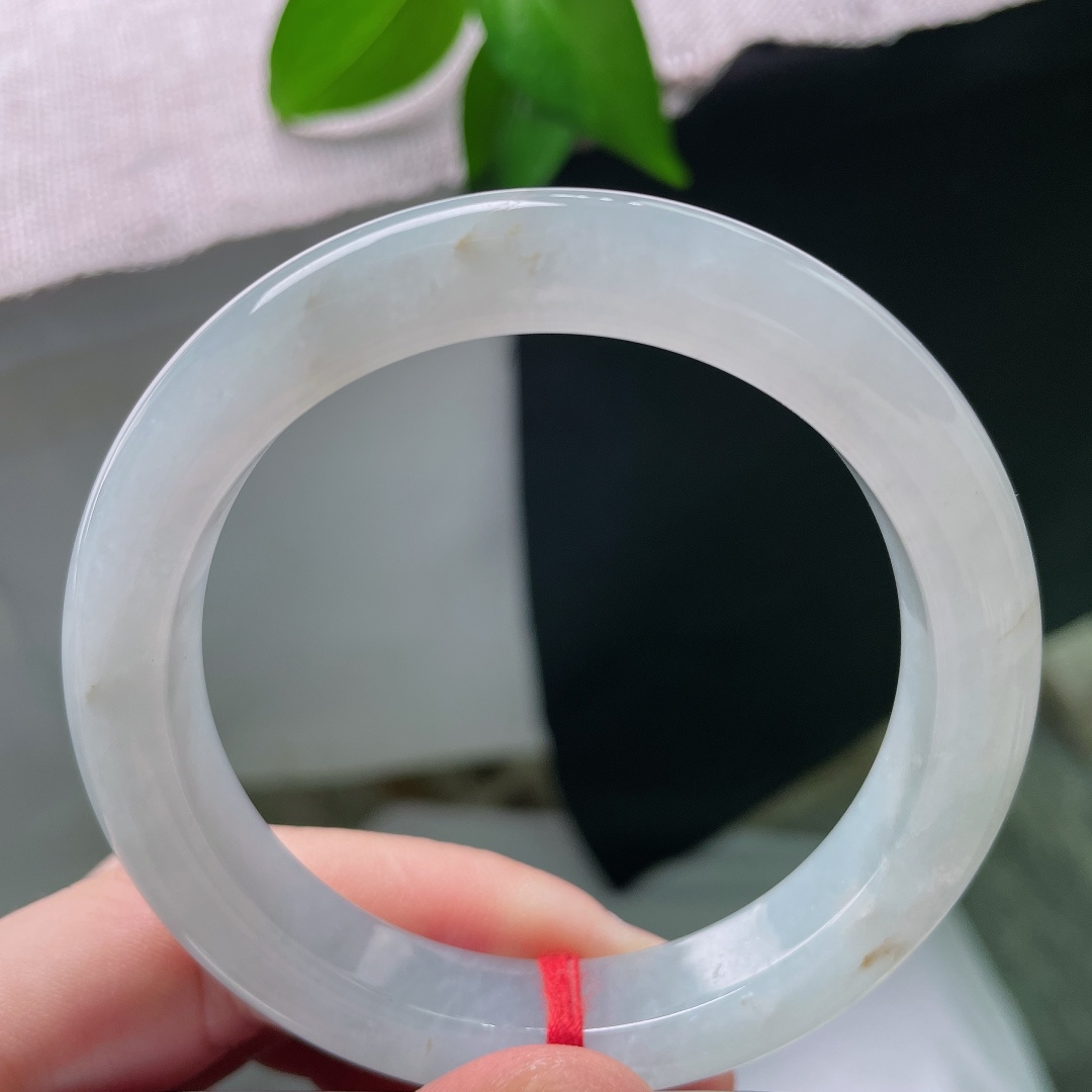 55.3/10.6/8.6，蓝底正圈，一点皮纹，冰润通透晴水底色，镯型周正，腕间漾开一抹恬淡柔光。ss58823a