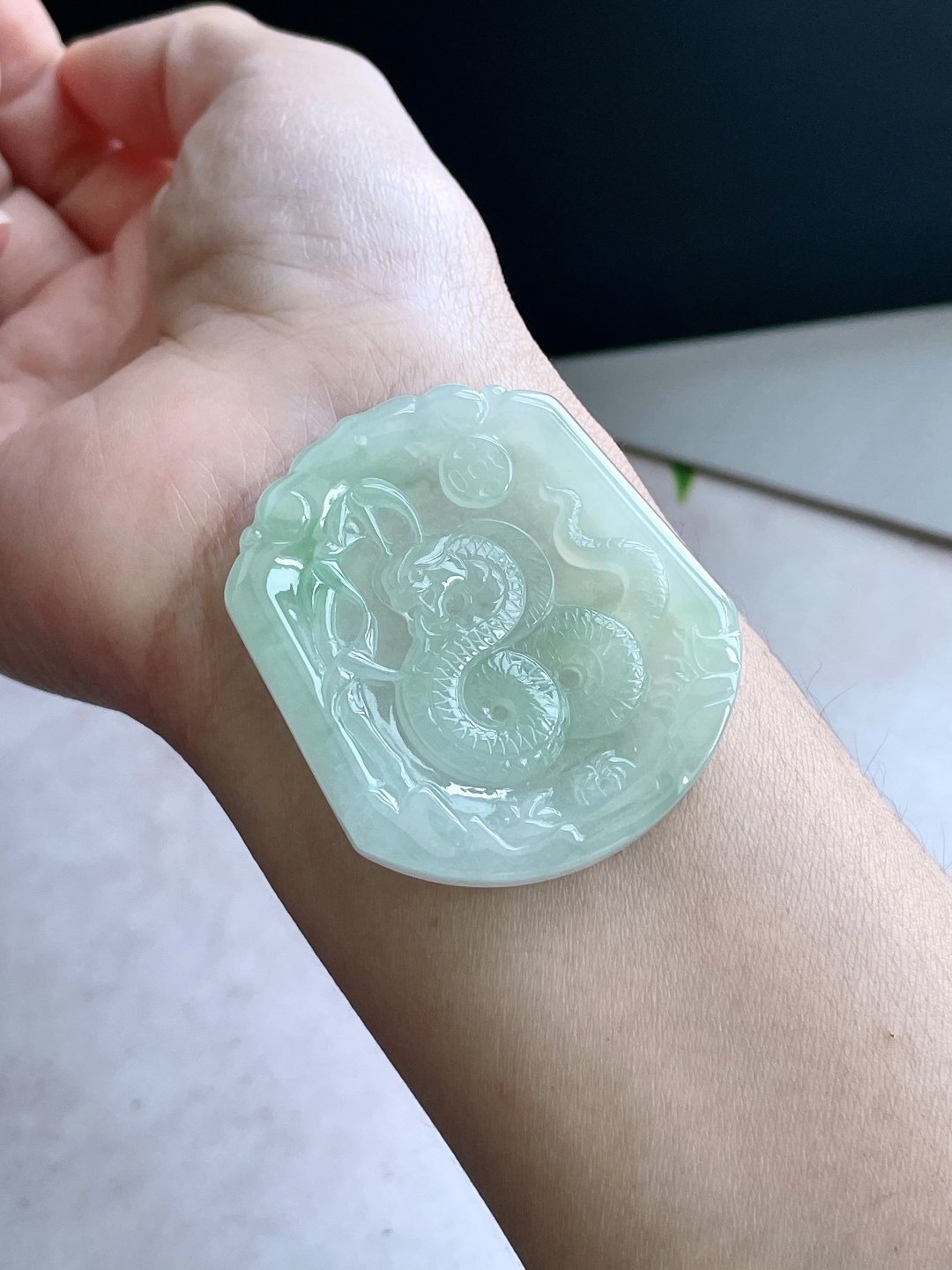 【裸石】糯冰晴水生肖蛇牌吊坠 【说明】缅甸 无裂 性比高 【尺寸】50-45-5 【重量】26克
