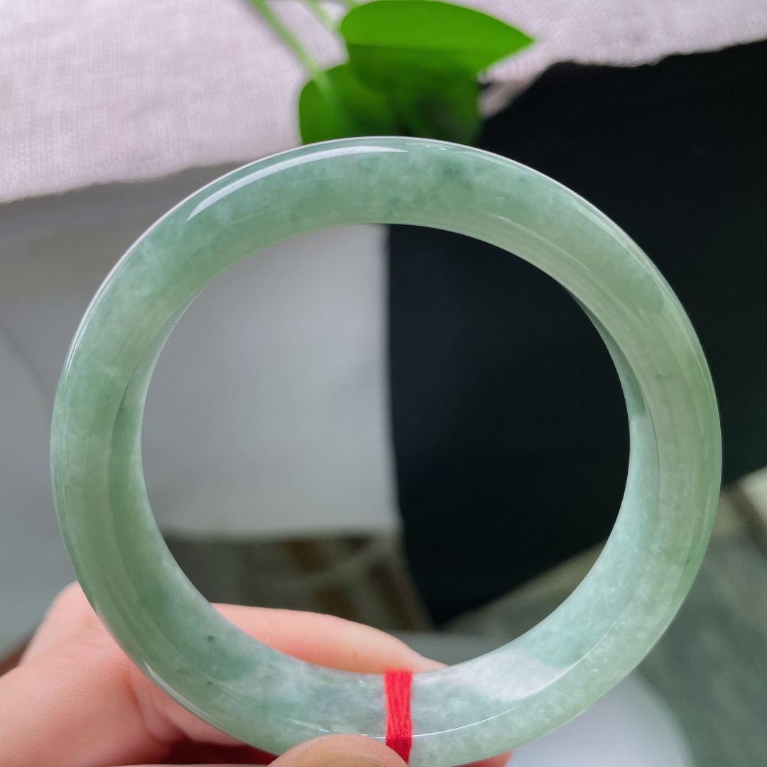 56.5/13.2/8.1，绿底正圈，色线，玉质细腻温润，满圈湖水绿低调素雅，上手清爽，属于越看越舒服的款式，ss58777a