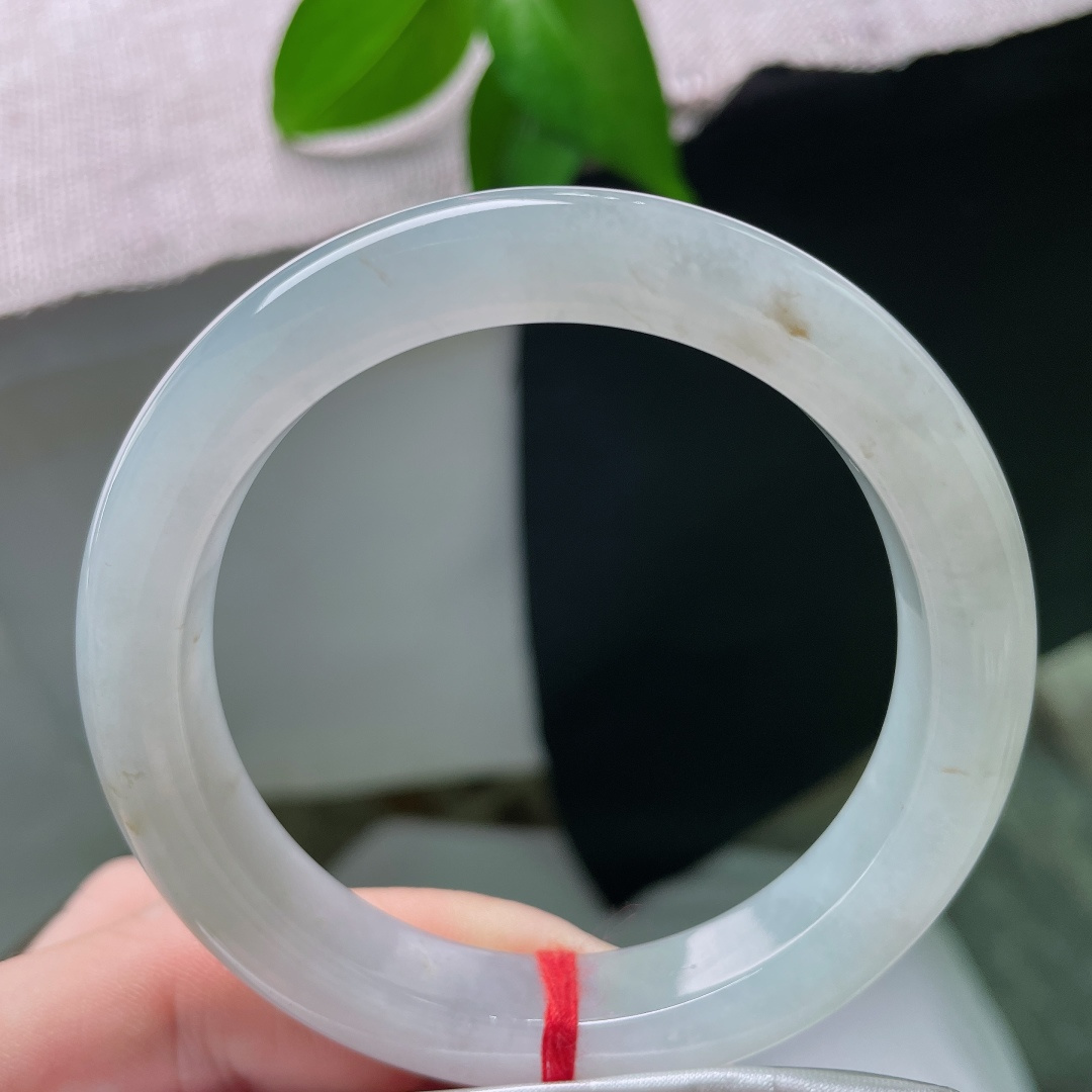 55.3/10.6/8.6，蓝底正圈，一点皮纹，冰润通透晴水底色，镯型周正，腕间漾开一抹恬淡柔光。s