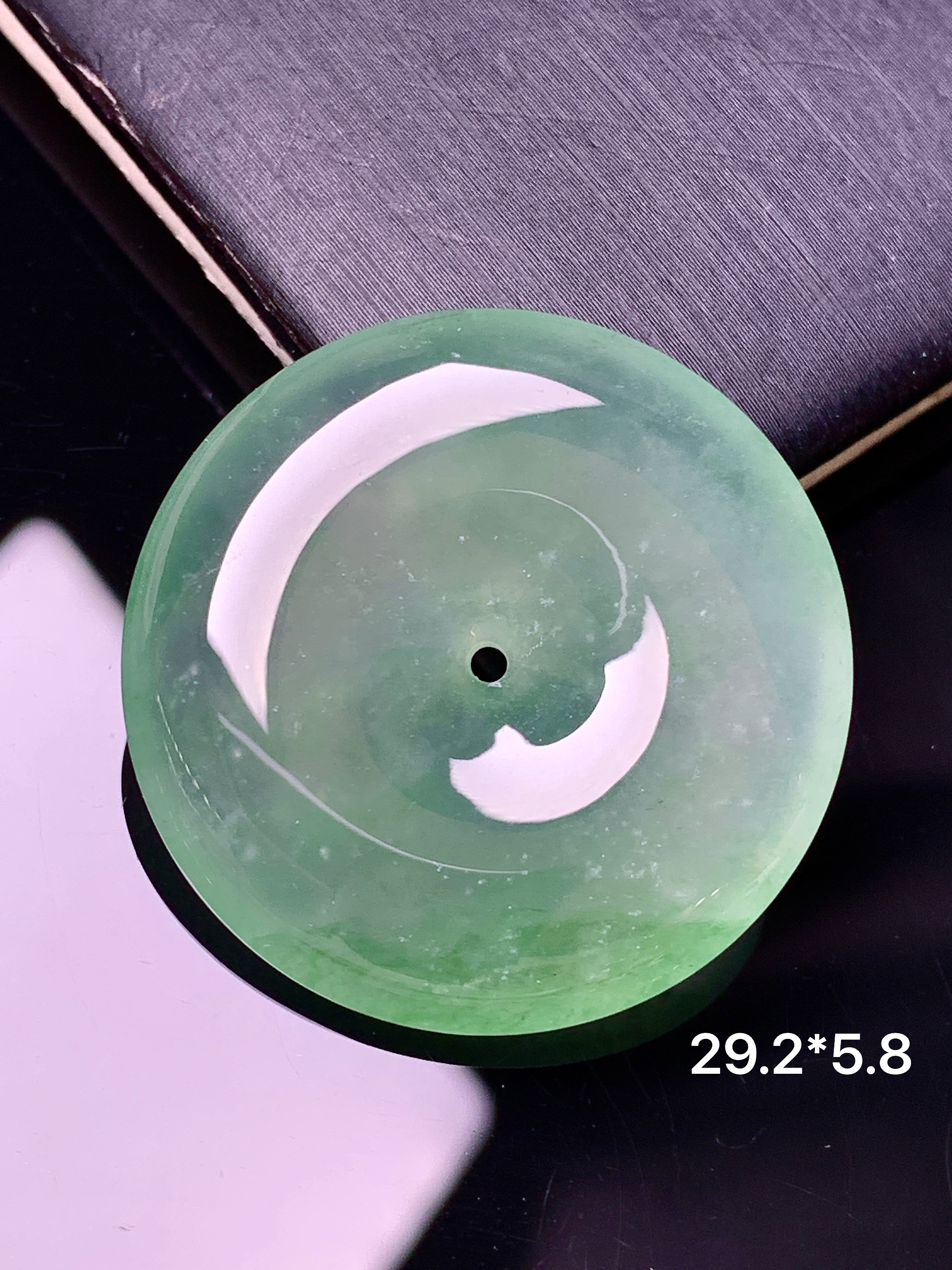 冰种飘绿平安扣吊坠 玉质细腻 色泽艳丽清新 水润亮眼 整体尺寸29.2*5.8 x1