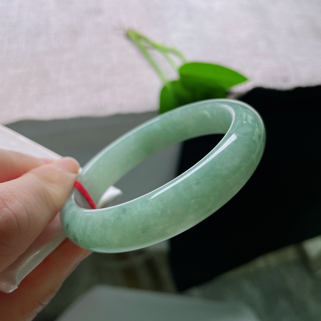 56.5/13.2/8.1，绿底正圈，色线，玉质细腻温润，满圈湖水绿低调素雅，上手清爽，属于越看越舒服的款式，ss58777a