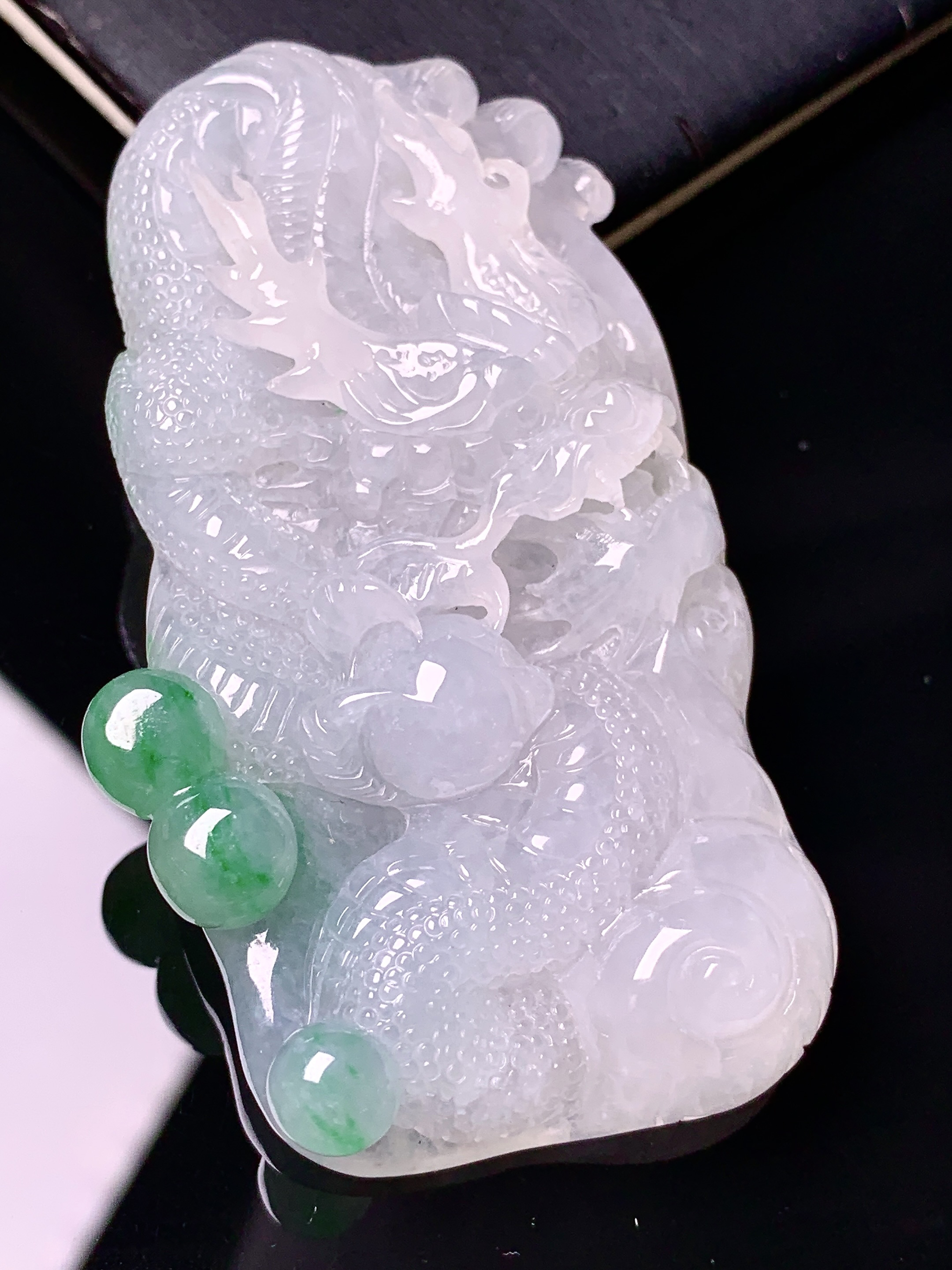 飘绿龙吊坠 玉质细腻 色泽艳丽清新 水润亮眼 整体尺寸63.8*37*10.8 d1