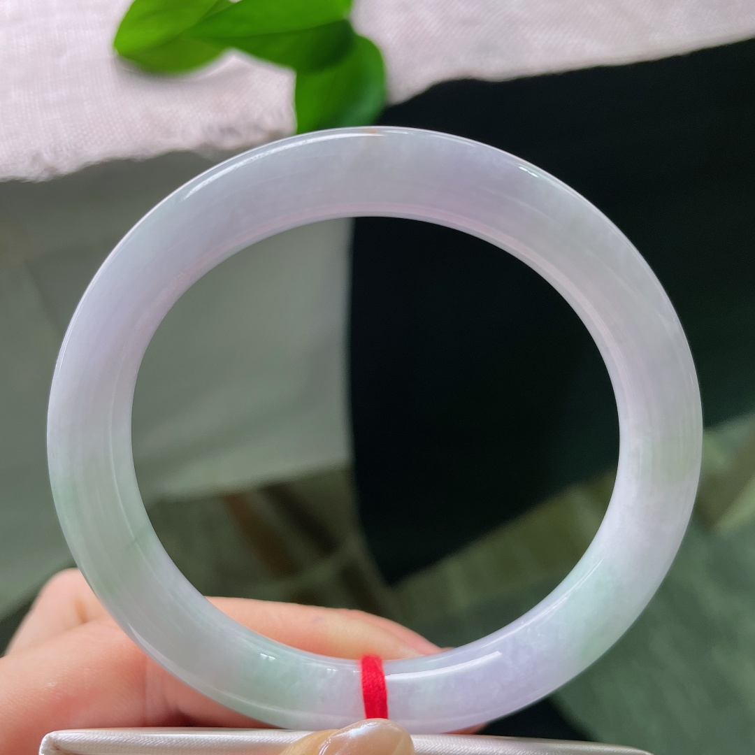 59.3/10，春彩圆条，皮纹，朦胧均匀晕染，间杂丝丝浅绿，色调温柔不浓烈，上手温婉恬静，尽显东方女子的含蓄之美。ss57868a