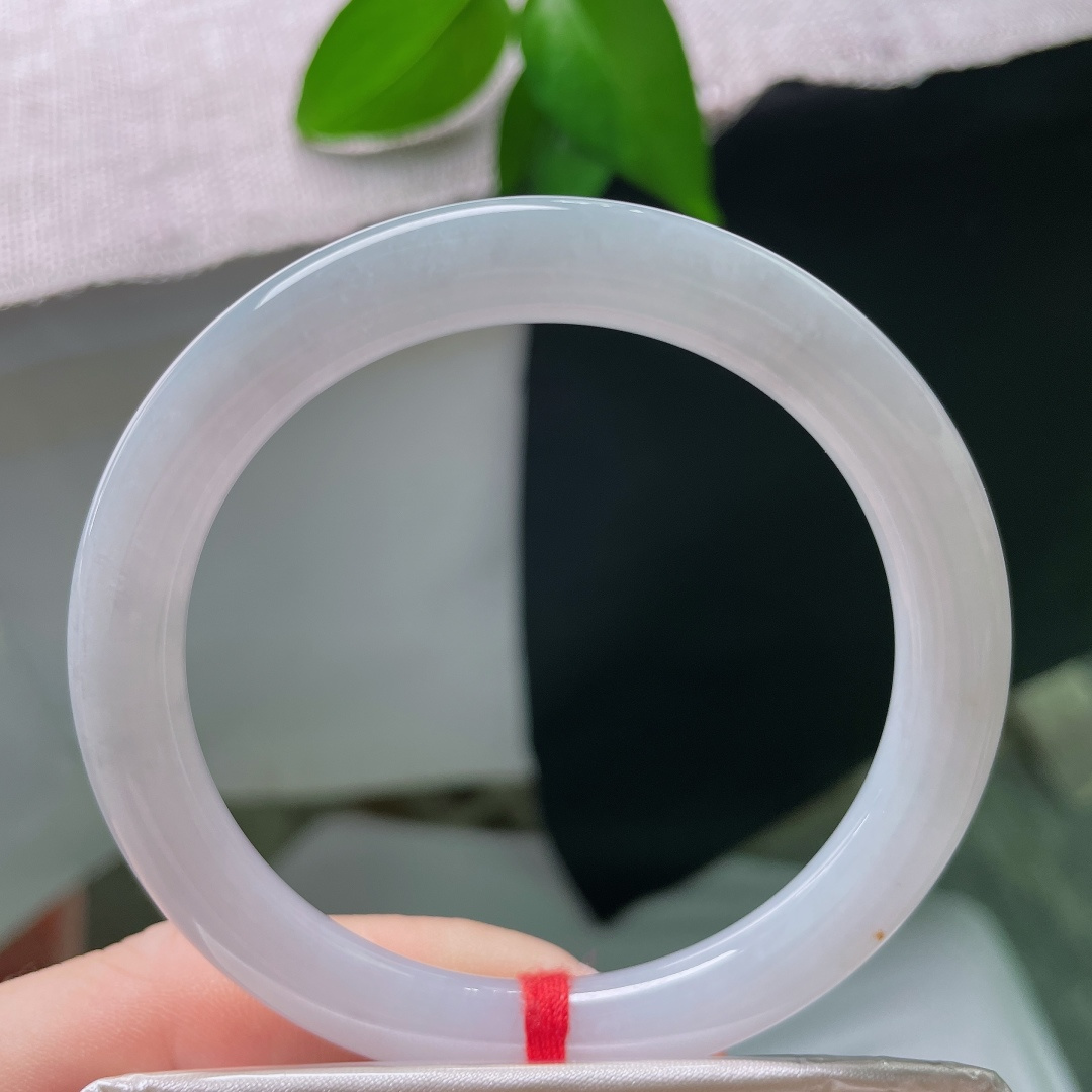 56/8.2，圆条，一点皮纹，洒金，冰润白底温润通透，饱满圆条，衬出手腕纤细柔美。ss58769a