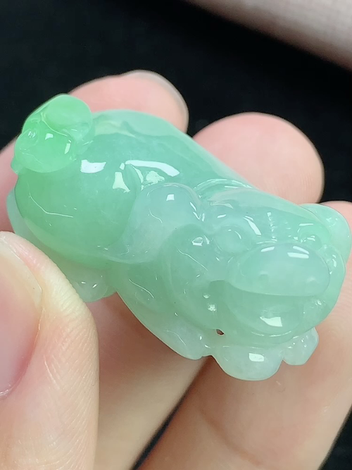 飘绿招财猪，无裂，尺寸31.7-18.6-13mm，S11jxy8