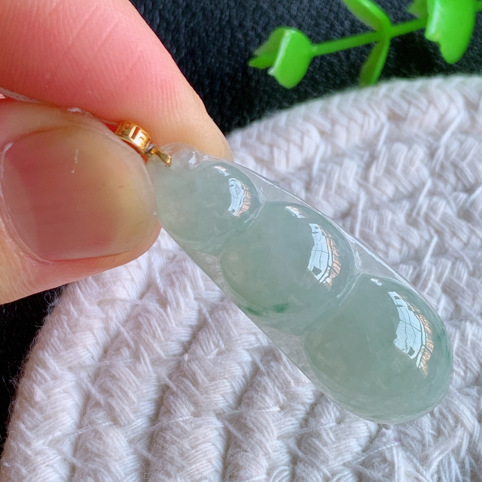 18k金扣冰润飘花福豆翡翠挂件，老种飘花  冰清玉洁  胶感十足  寓意“四季平安，福气满满”颜色鲜