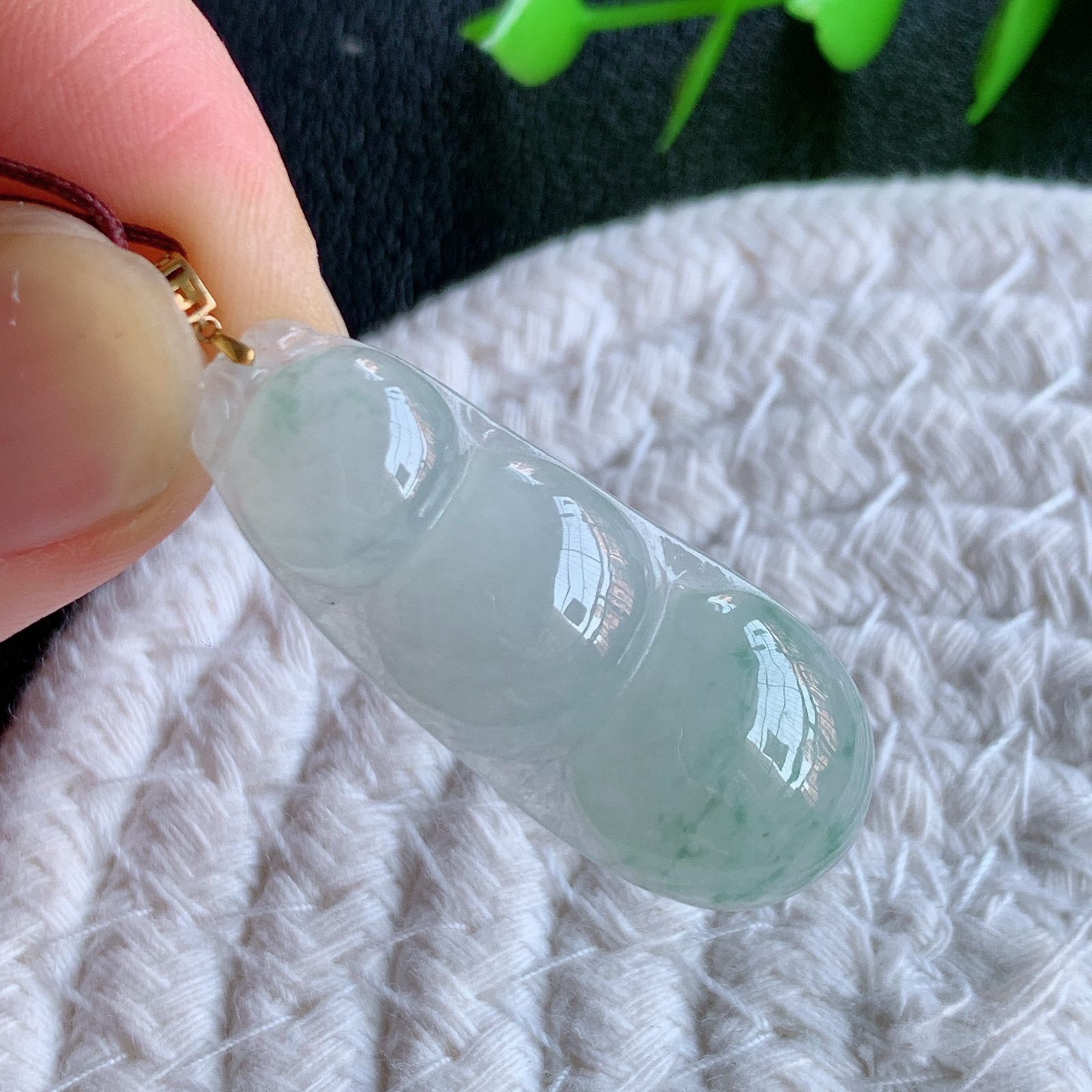 18k金扣冰润飘花福豆翡翠挂件，老种飘花  冰清玉洁  胶感十足  寓意“四季平安，福气满满”颜色鲜艳，清新自然，饱满通透   W49.9  尺寸：37-14.8-5.6mm