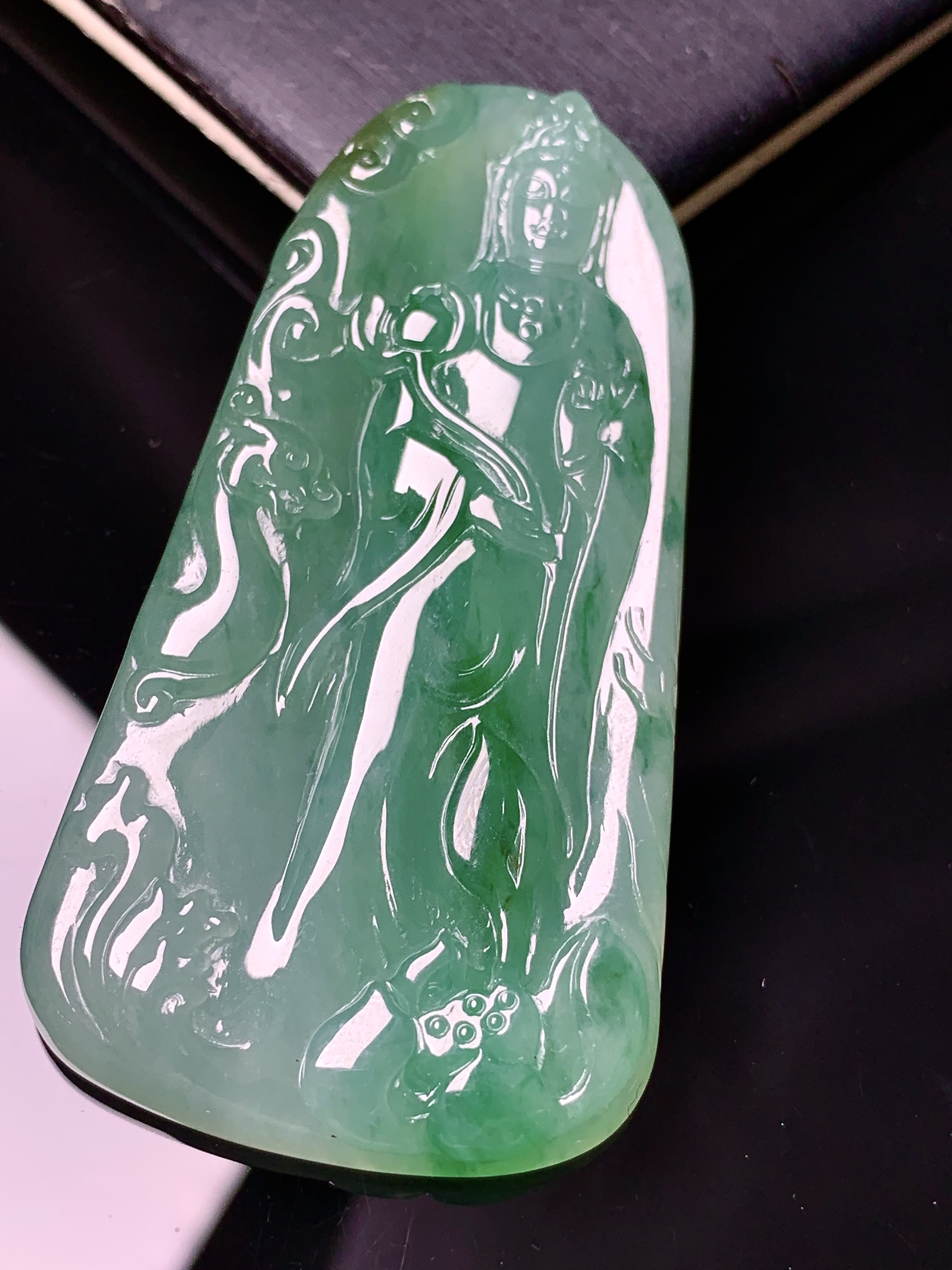 飘绿观音菩萨吊坠 玉质细腻 色泽艳丽清新 水润亮眼 整体尺寸58.8*31*5.6 d1
