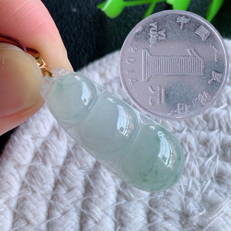 18k金扣冰润飘花福豆翡翠挂件，老种飘花  冰清玉洁  胶感十足  寓意“四季平安，福气满满”颜色鲜艳，清新自然，饱满通透   W49.9  尺寸：37-14.8-5.6mm