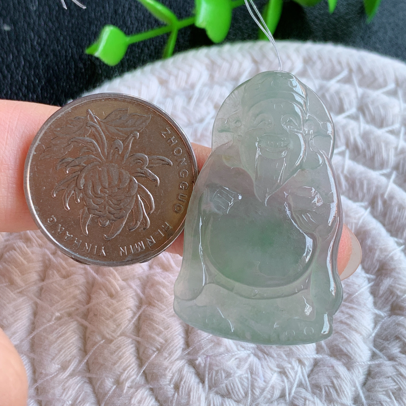 冰润财神翡翠挂件 玉质细腻  ，福耳垂肩，面相喜庆，开怀大笑，憨态可掬。惟妙惟肖，寓意福禄双全，吉祥美满，笑口常开 W49.9 尺寸：38.2-23-4.4mm