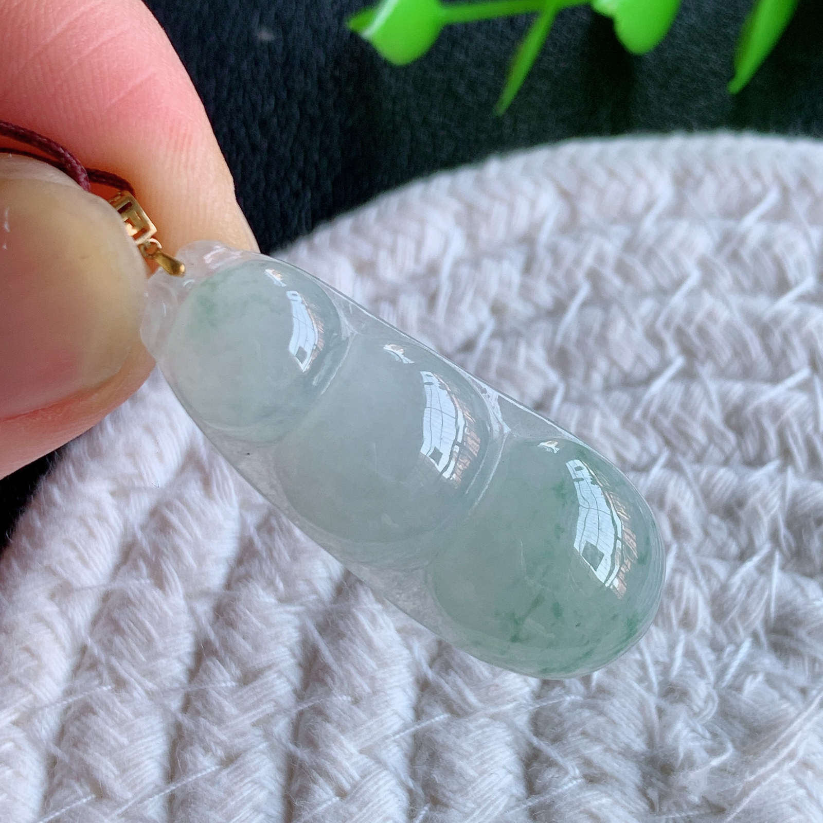 18k金扣冰润飘花福豆翡翠挂件，老种飘花  冰清玉洁  胶感十足  寓意“四季平安，福气满满”颜色鲜艳，清新自然，饱满通透   W49.9  尺寸：37-14.8-5.6mm