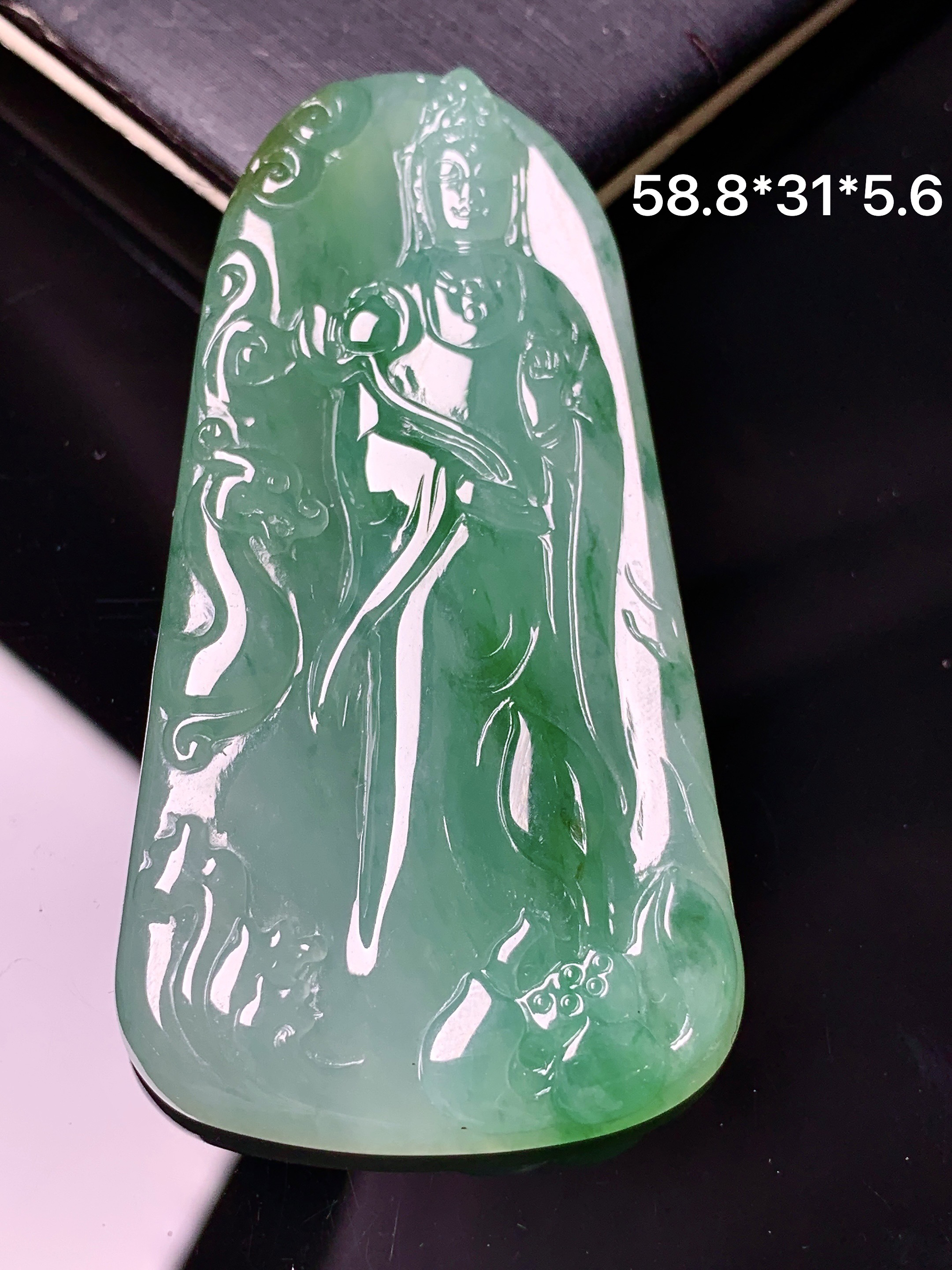 飘绿观音菩萨吊坠 玉质细腻 色泽艳丽清新 水润亮眼 整体尺寸58.8*31*5.6 d1
