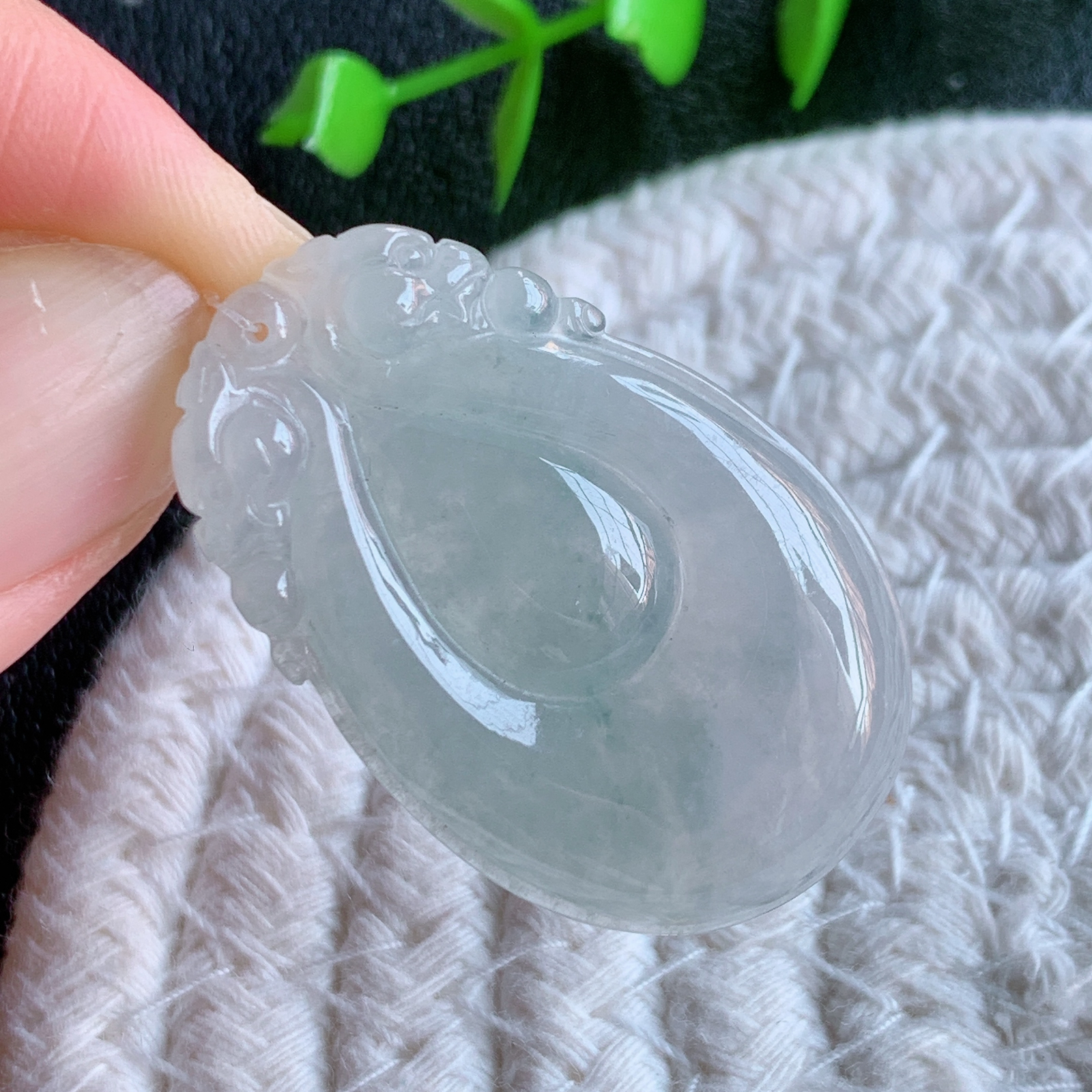 冰润福贝翡翠吊坠，寓意“辈辈有福，财源广进”水足莹润。通体清新通透，佩戴效果优雅迷人，W49.9 尺