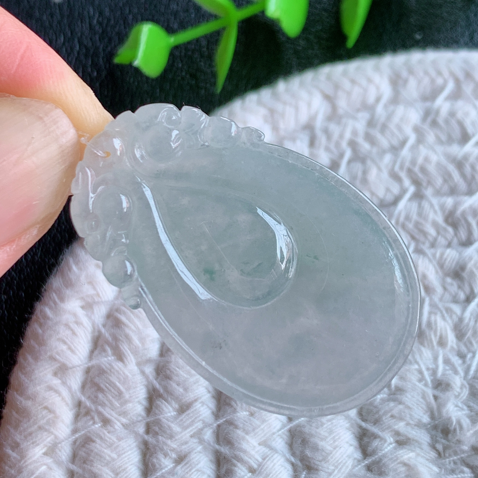 冰润福贝翡翠吊坠，寓意“辈辈有福，财源广进”水足莹润。通体清新通透，佩戴效果优雅迷人，W49.9 尺寸：38.5-24.5-5mm