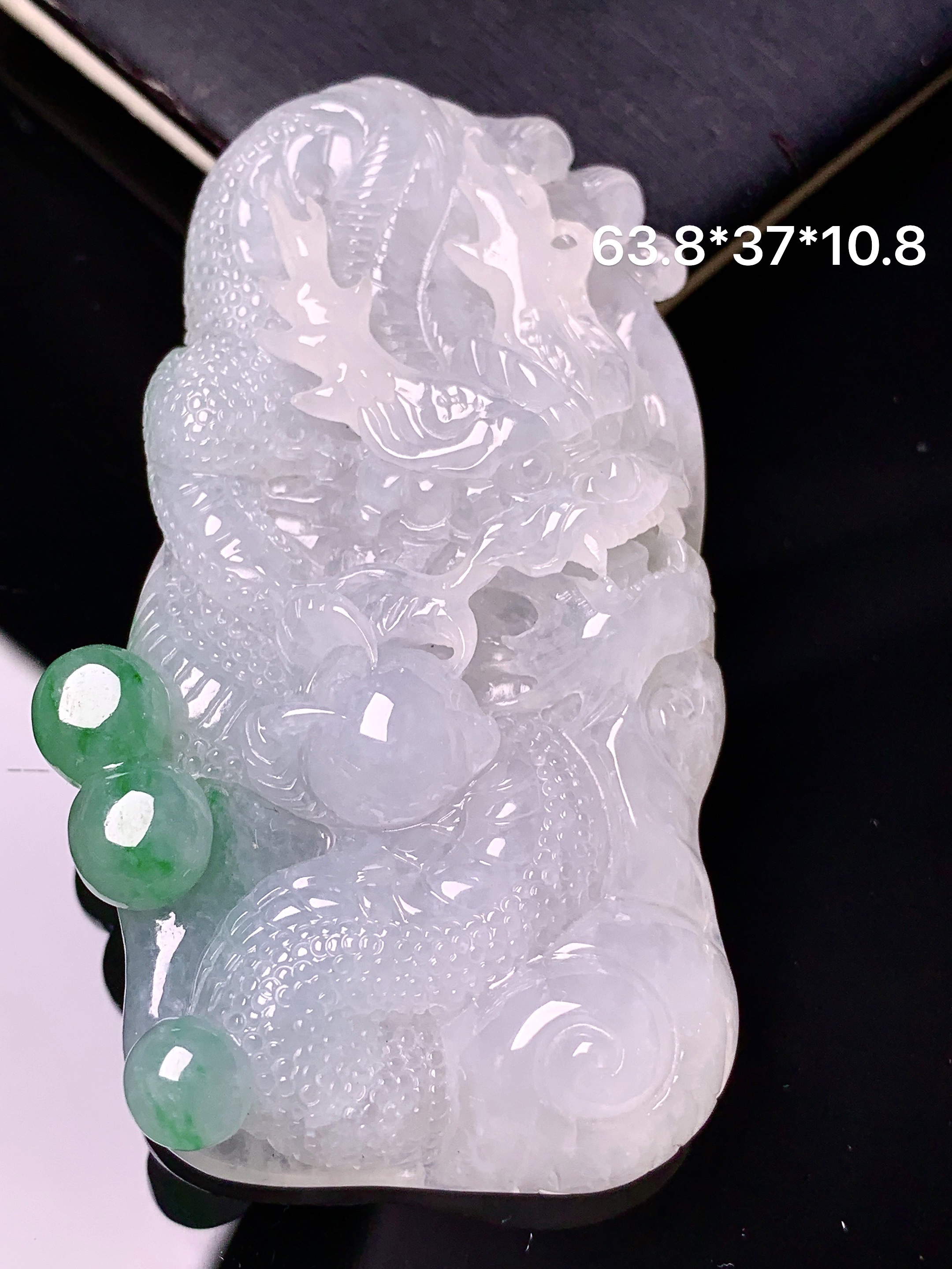 飘绿龙吊坠 玉质细腻 色泽艳丽清新 水润亮眼 整体尺寸63.8*37*10.8 d1