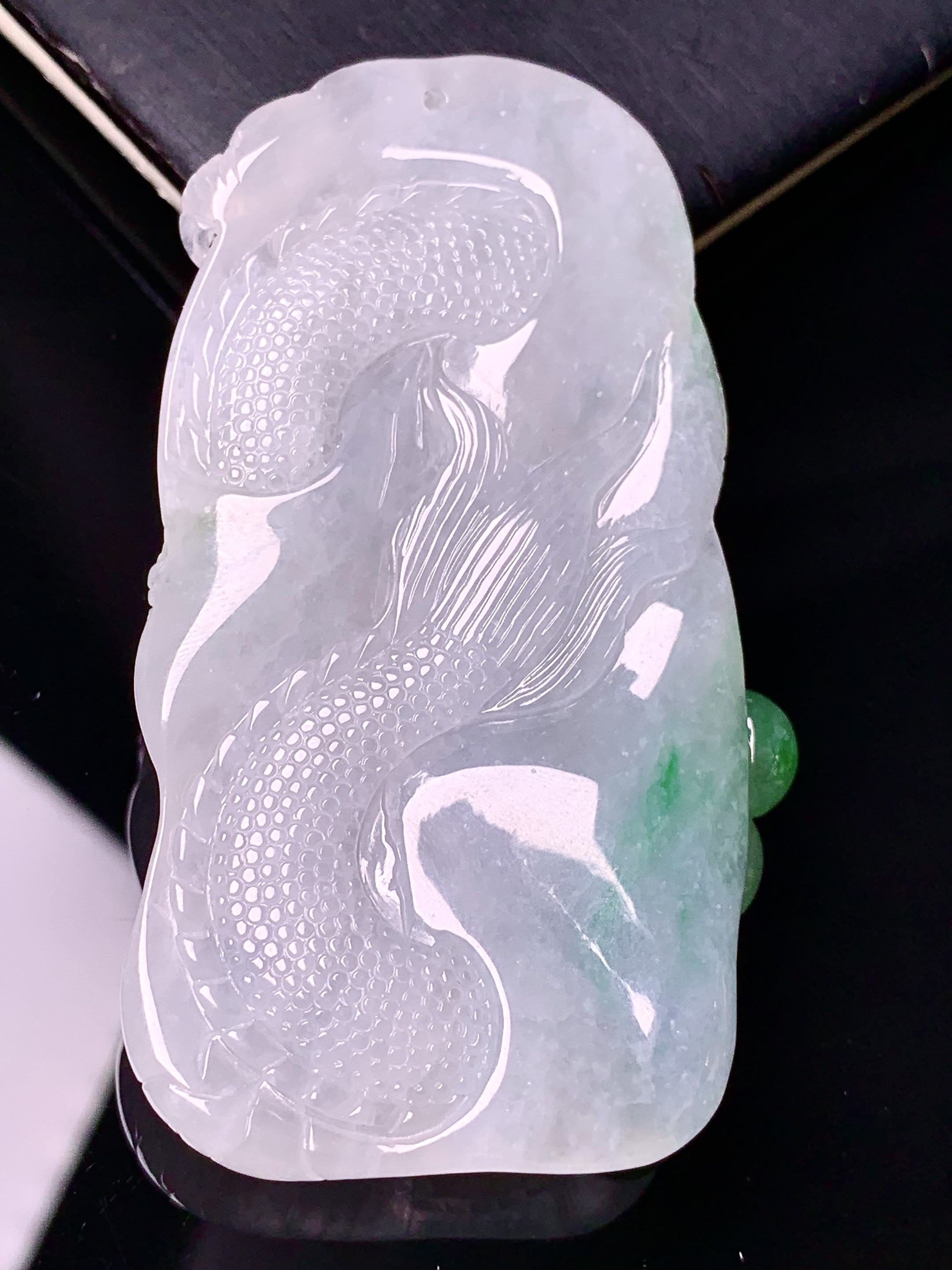 飘绿龙吊坠 玉质细腻 色泽艳丽清新 水润亮眼 整体尺寸63.8*37*10.8 d1