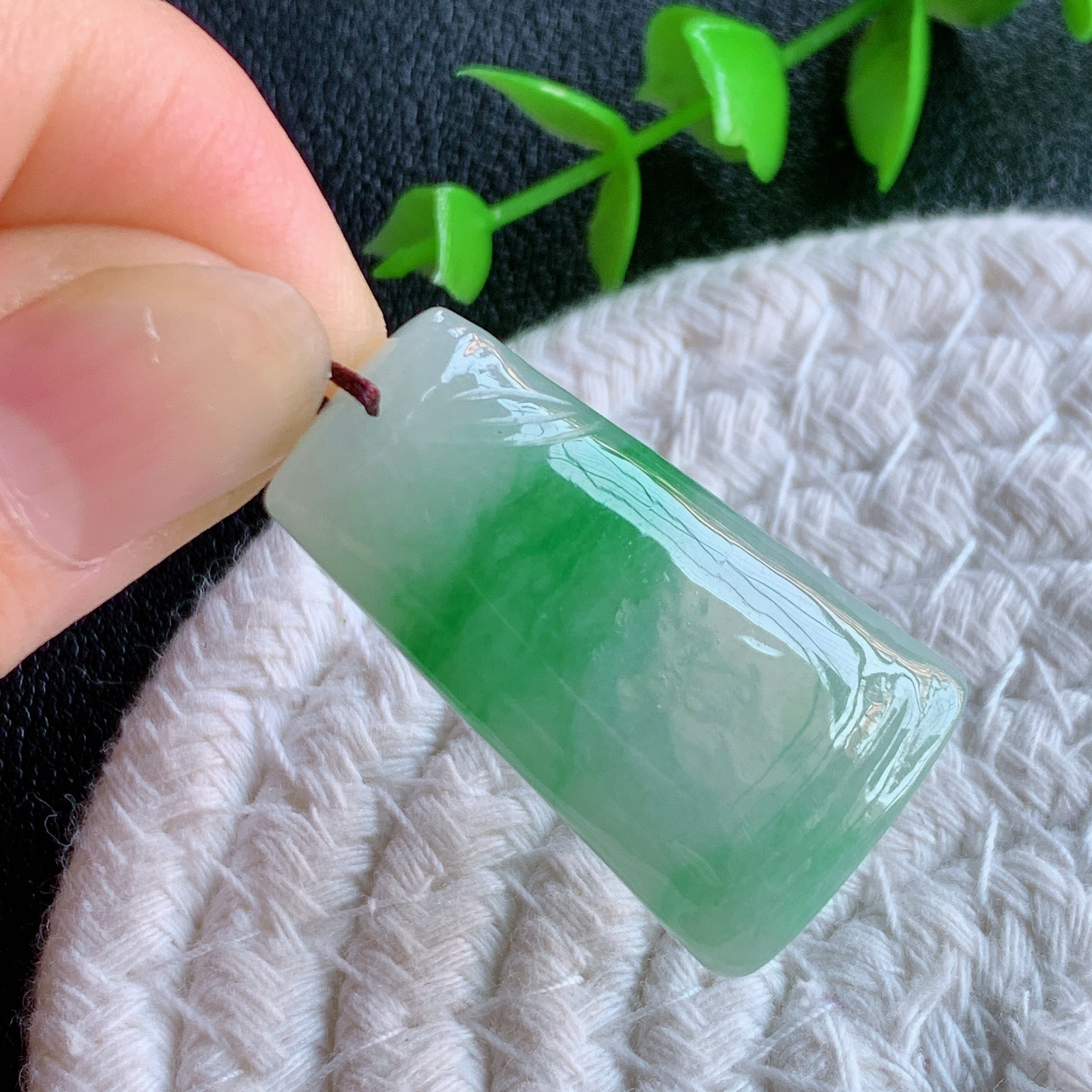 冰润飘绿竹节翡翠吊坠，寓意“节节高升，官运亨通，前程似锦”竹节比喻美好品德，君子比德于玉，清秀高雅  W415.9 尺寸：34-19.5-6mm