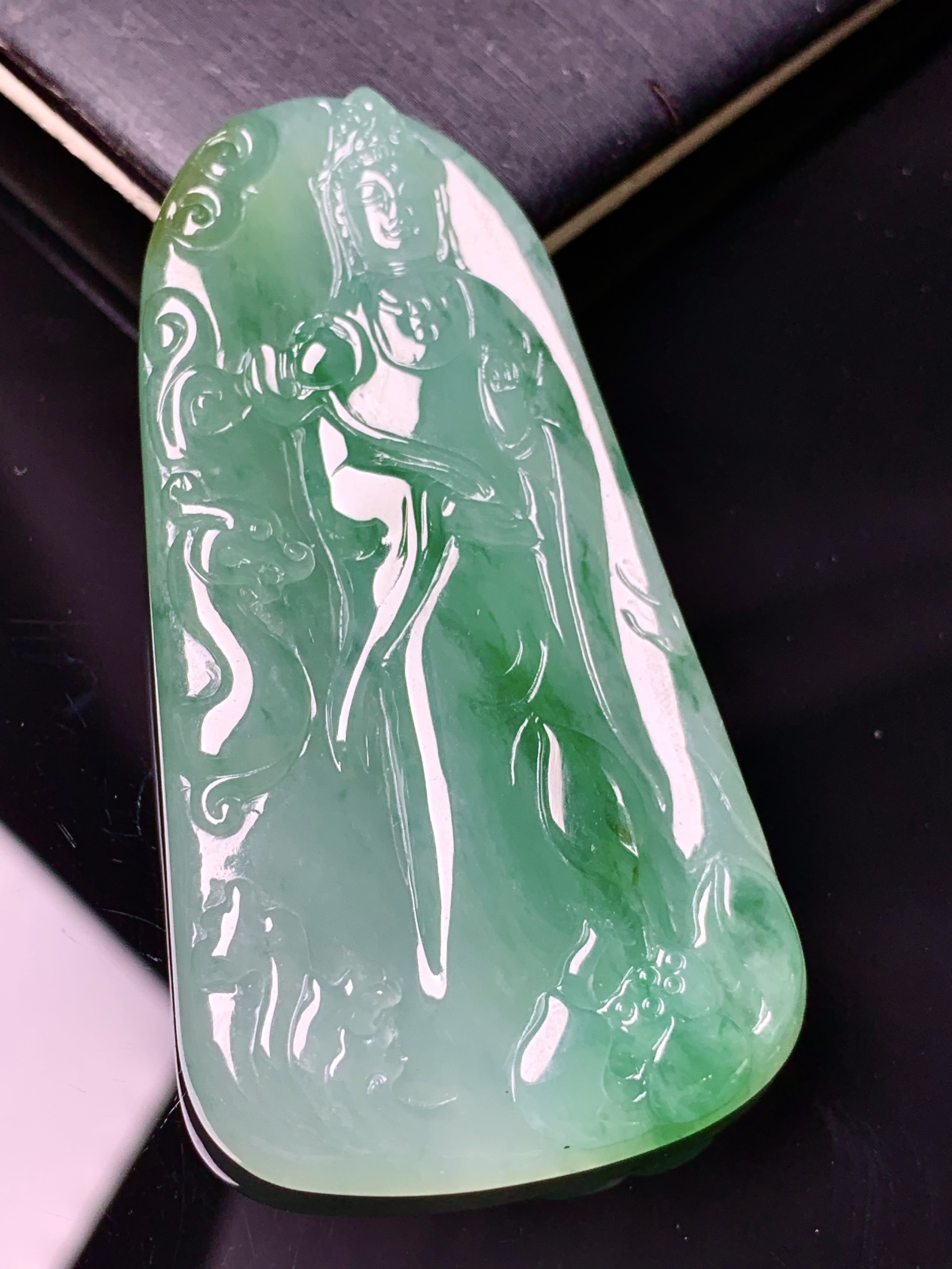 飘绿观音菩萨吊坠 玉质细腻 色泽艳丽清新 水润亮眼 整体尺寸58.8*31*5.6 d1