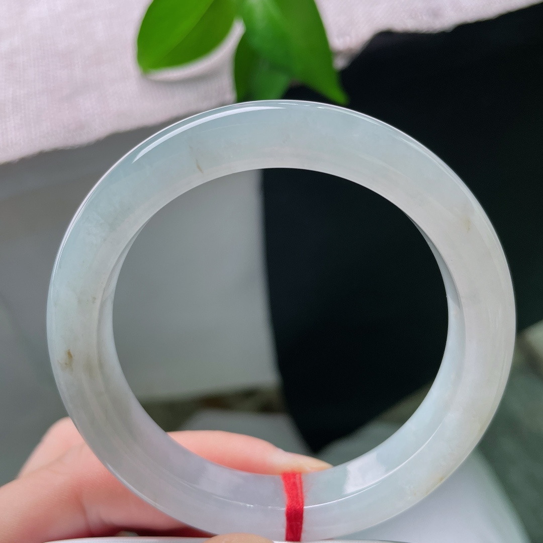 55.3/10.6/8.6，蓝底正圈，一点皮纹，冰润通透晴水底色，镯型周正，腕间漾开一抹恬淡柔光。ss58823a