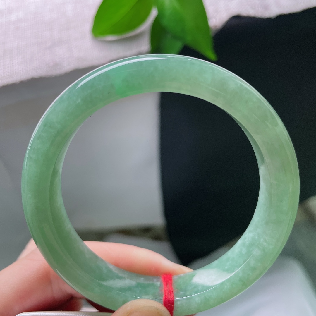 56.2/12.2/9.1，绿底正圈，一点皮纹，满圈清新的果绿色调，如同春日鲜嫩的青果，玉质细腻，日常佩戴亮眼却不张扬。ss58249a