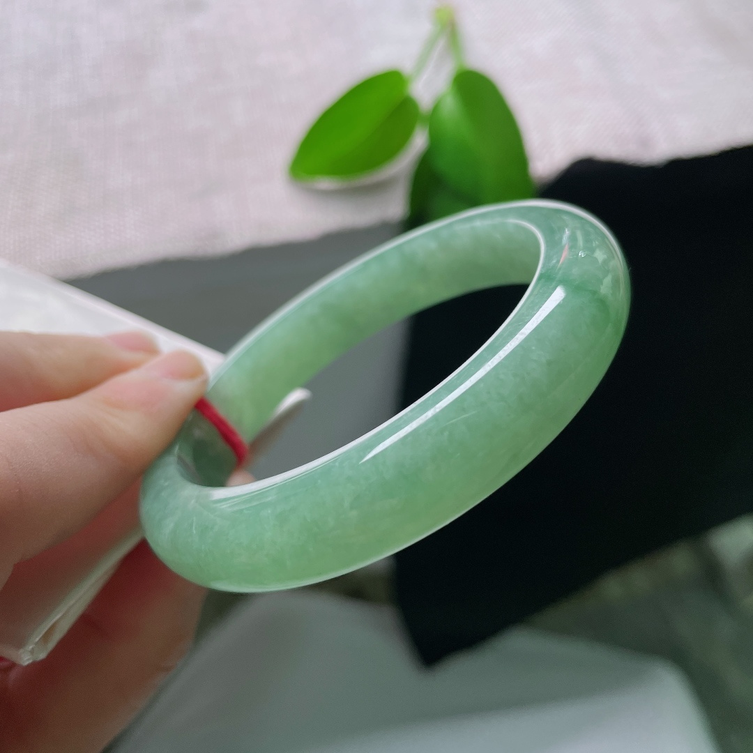 56.2/12.2/9.1，绿底正圈，一点皮纹，满圈清新的果绿色调，如同春日鲜嫩的青果，玉质细腻，日常佩戴亮眼却不张扬。ss58249a