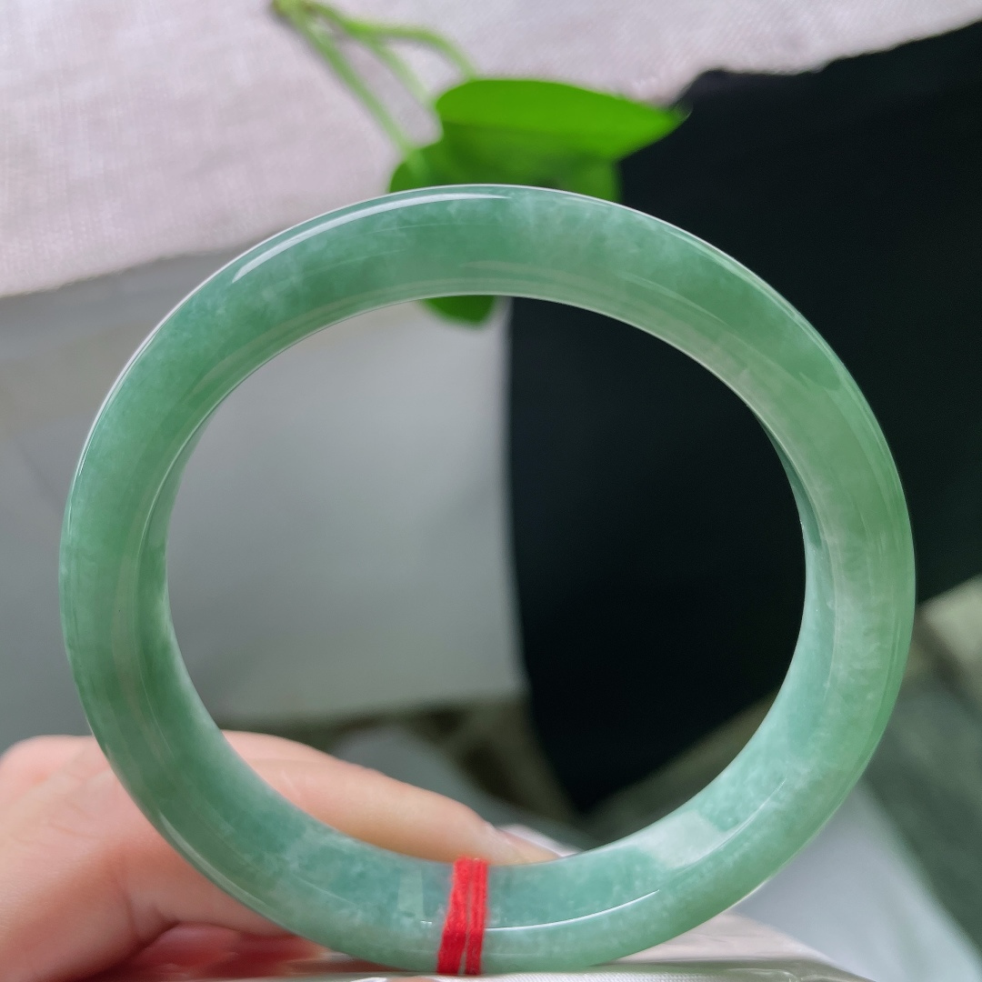 57.6/10.6/7.4，绿底正圈，一点皮纹，油绿底色温润凝脂，经典正圈款式，日常佩戴沉稳又显气质