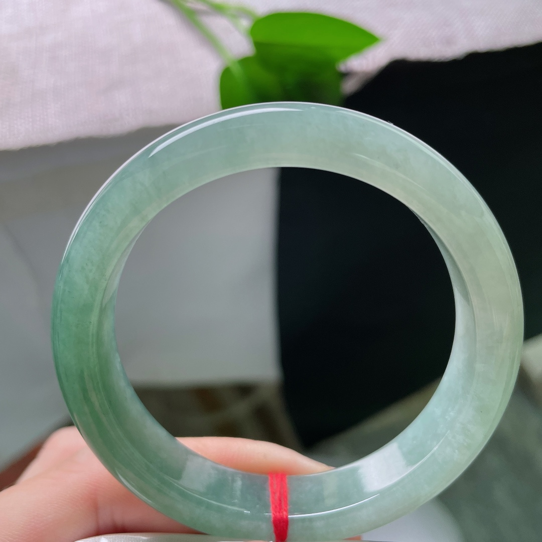 秒杀54.5/11.6/8.0，油青正圈，无裂，半圈清底半圈油绿，色泽渐变柔和，山水美镯韵味独特。ss59087a