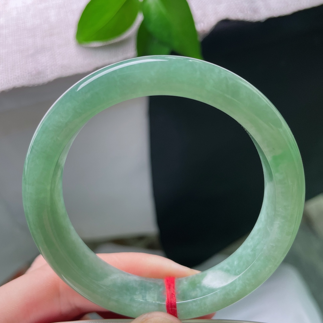 56.2/12.2/9.1，绿底正圈，一点皮纹，满圈清新的果绿色调，如同春日鲜嫩的青果，玉质细腻，日