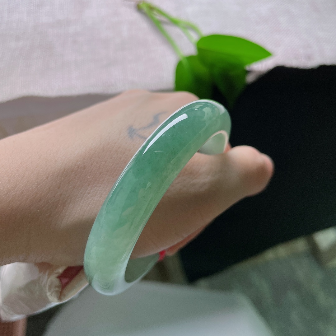 秒杀54.5/11.6/8.0，油青正圈，无裂，半圈清底半圈油绿，色泽渐变柔和，山水美镯韵味独特。ss59087a